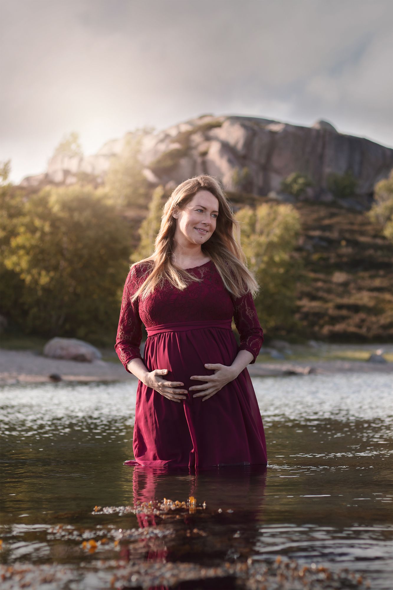 Sagolik gravidfotografering i havet vid västkusten, Lysekil, fotat i mjukt naturligt ljus fotograferat av Cecilia Elgham.