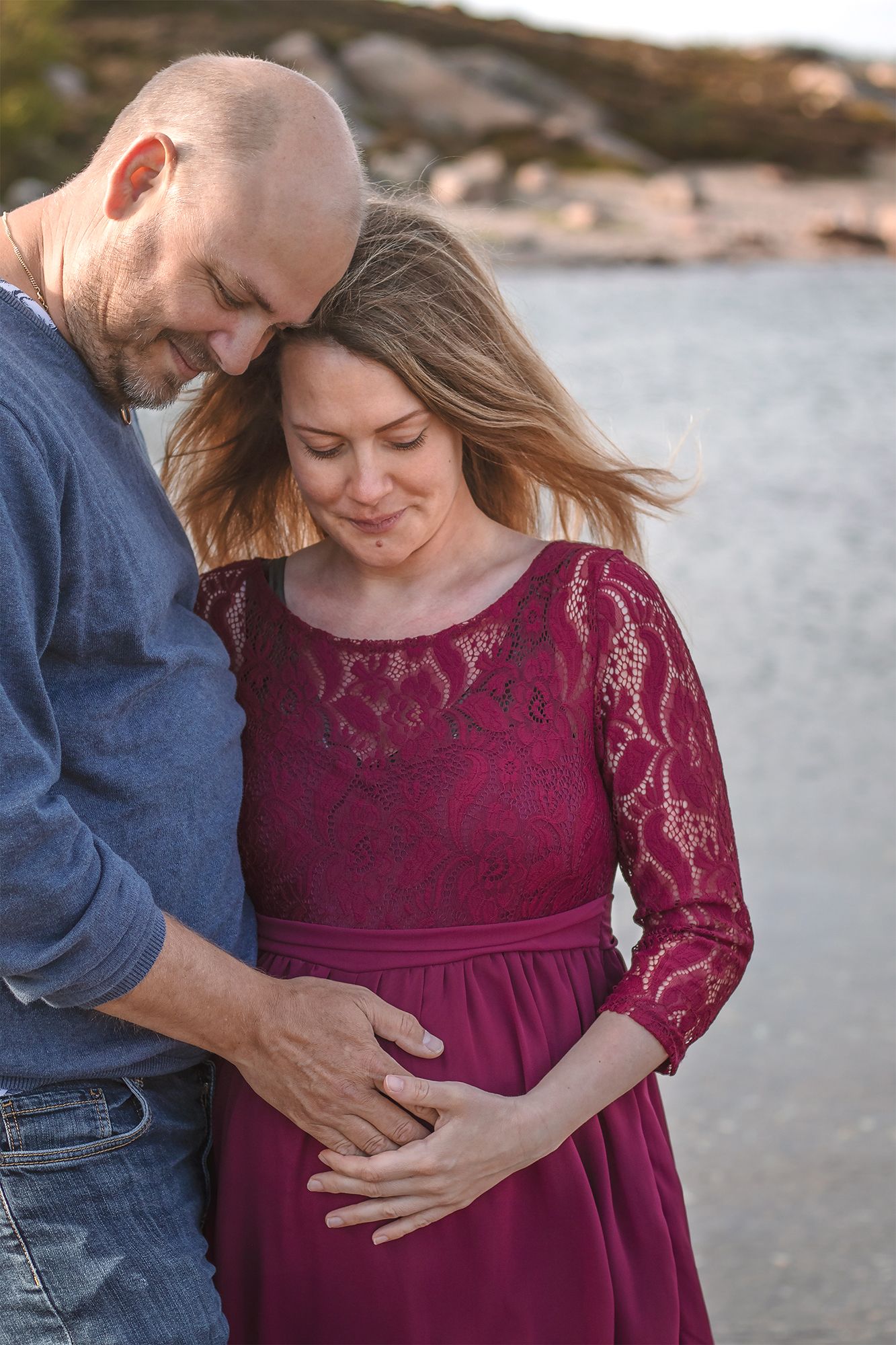 Kärleksfull gravidfotografering fotad på västkusten, Lysekil utanför Göteborg i mjukt naturligt ljus.