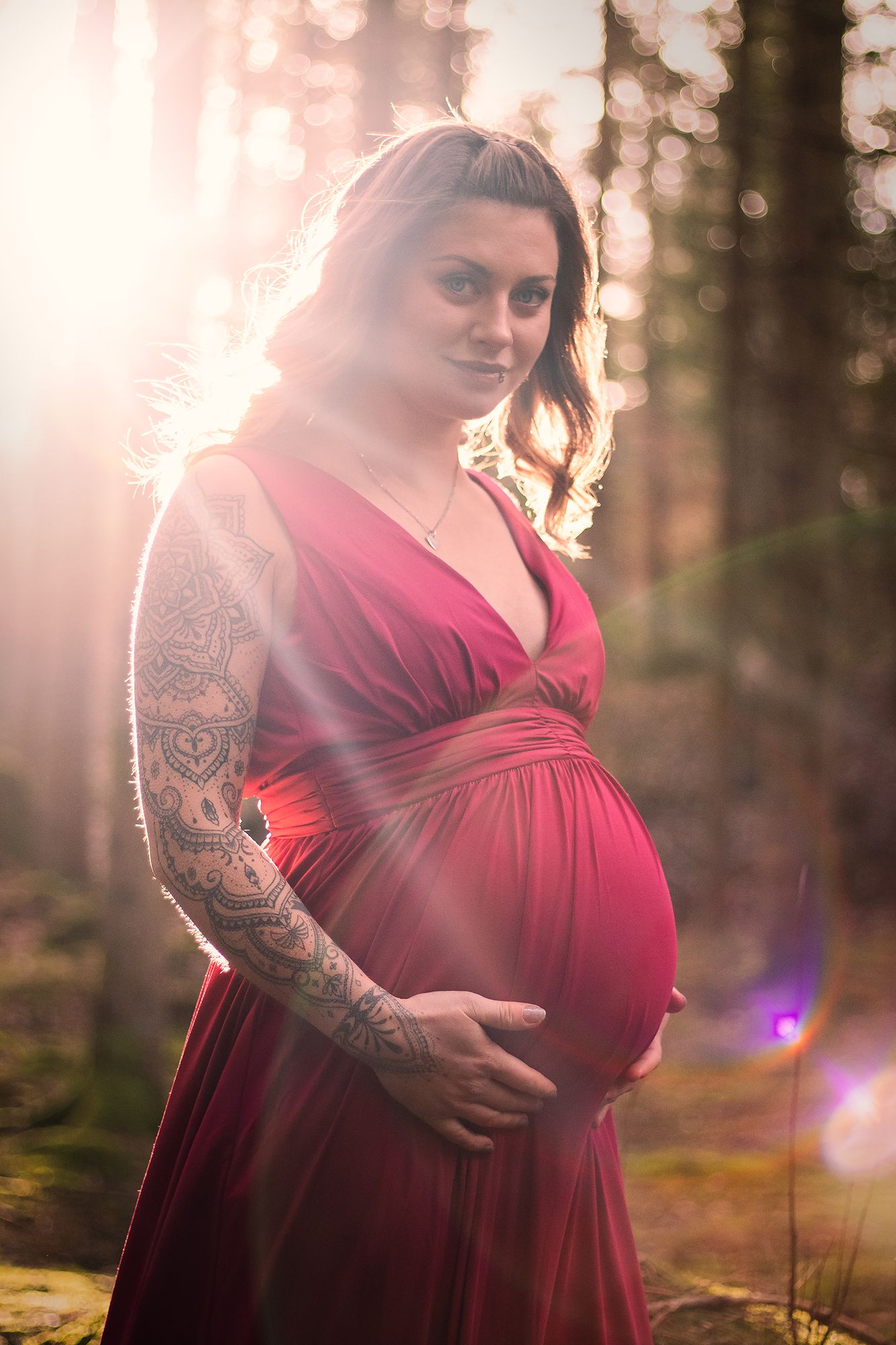 Sagolik skogs-fotografering på gravid kvinna och barn i Munkedal, mjukt naturligt ljus i solnedgång utanför Göteborg fotograferat av Cecilia