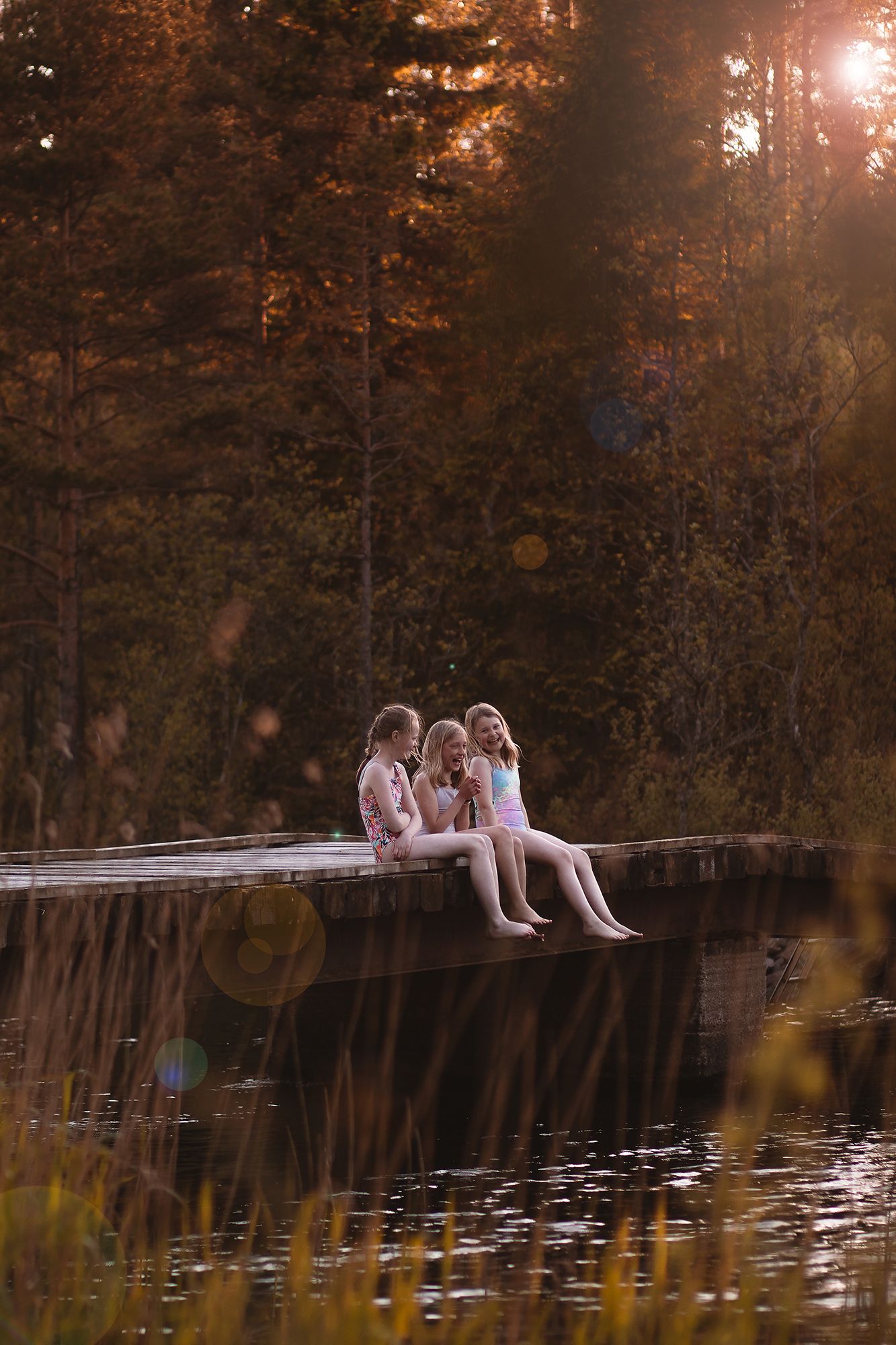 Barnfotografi fotad under Smögens scoutläger av Fotograf Cecilia Elgham i naturlig solnedgång i dova toner.