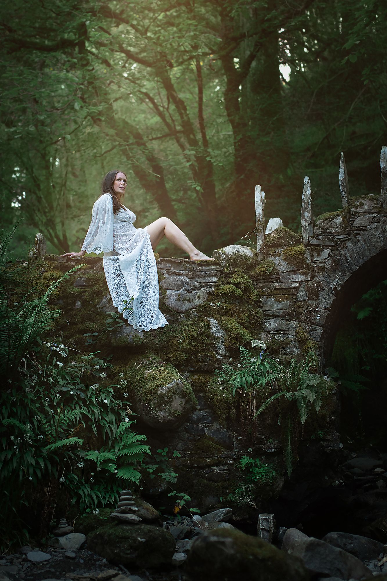 Sagolikt porträtt av vacker kvinna i mystisk skog vid Fairy Bridge i Skottland fotograferad av fotograf Cecilia Elgham utanför Göteborg.