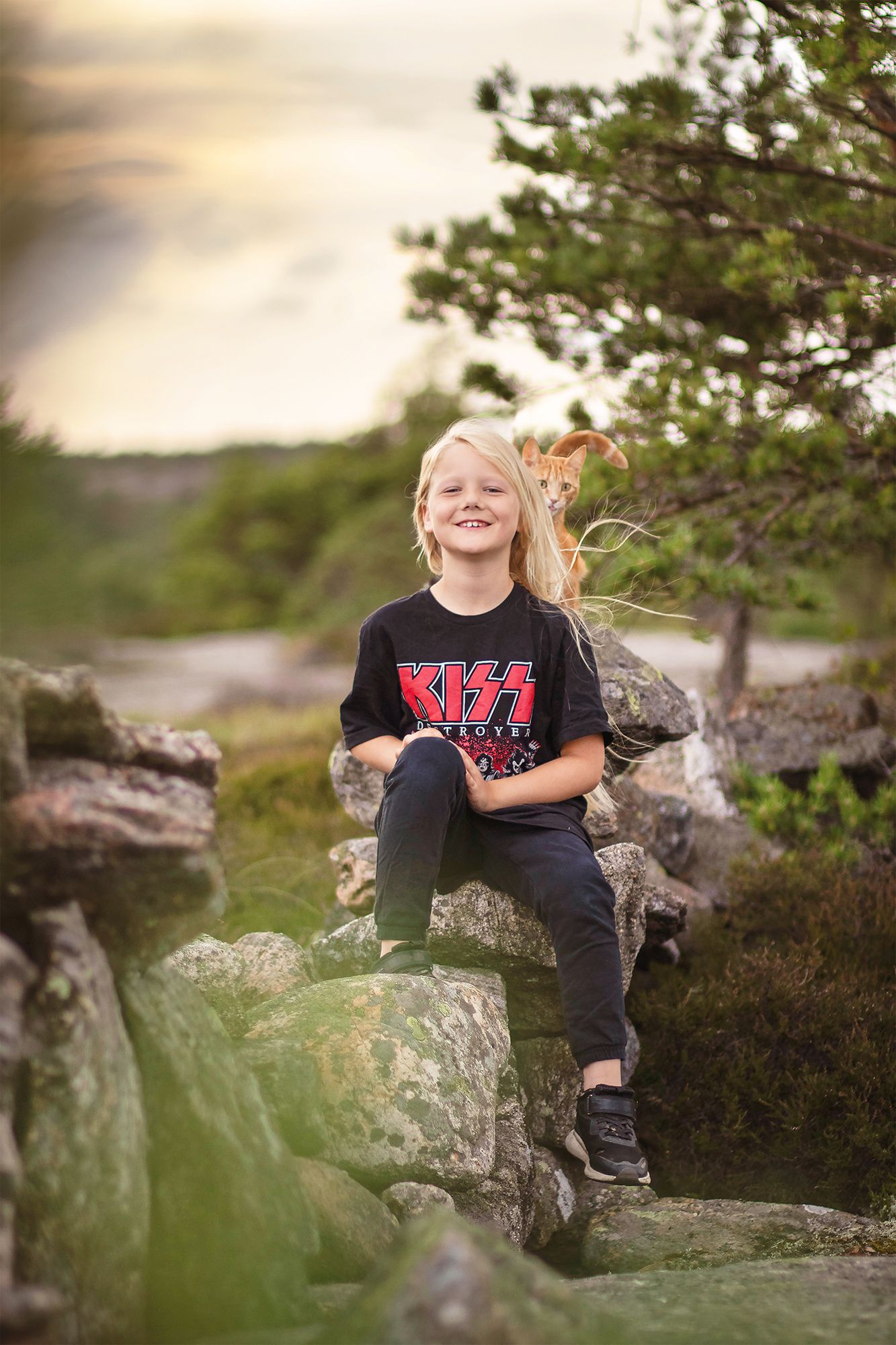 Lycklig pojke med sin katt fotograferad av Cecilia Elgham i solnedgången i Lysekil och Göteborg, i mjukt naturligt ljus.