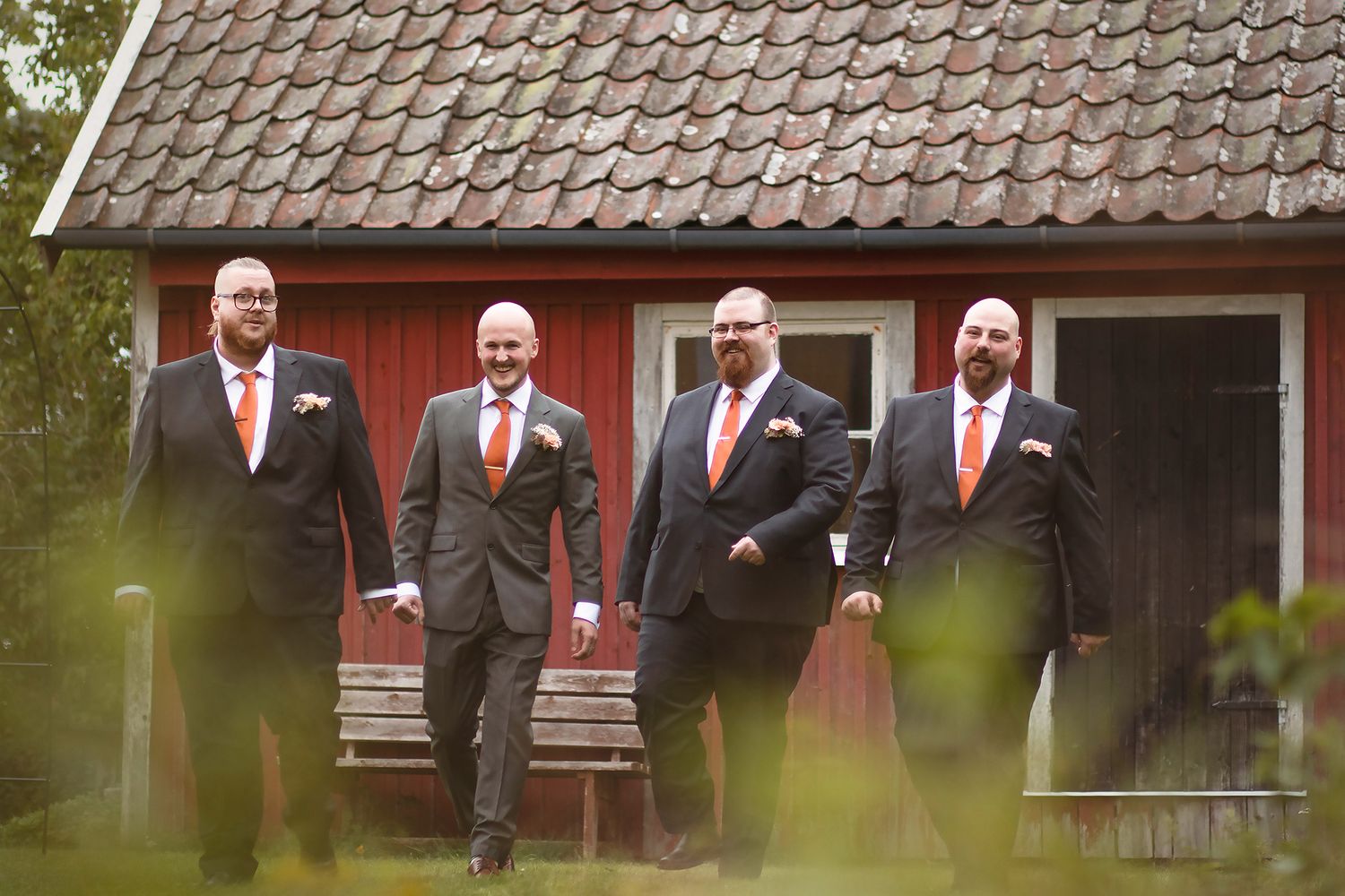 Brudgum med bestmen fotograferade i Lysekil, Göteborg i lantlig miljö med mjuka dova toner, fotad av bröllopsfotograf Cecilia Elgham