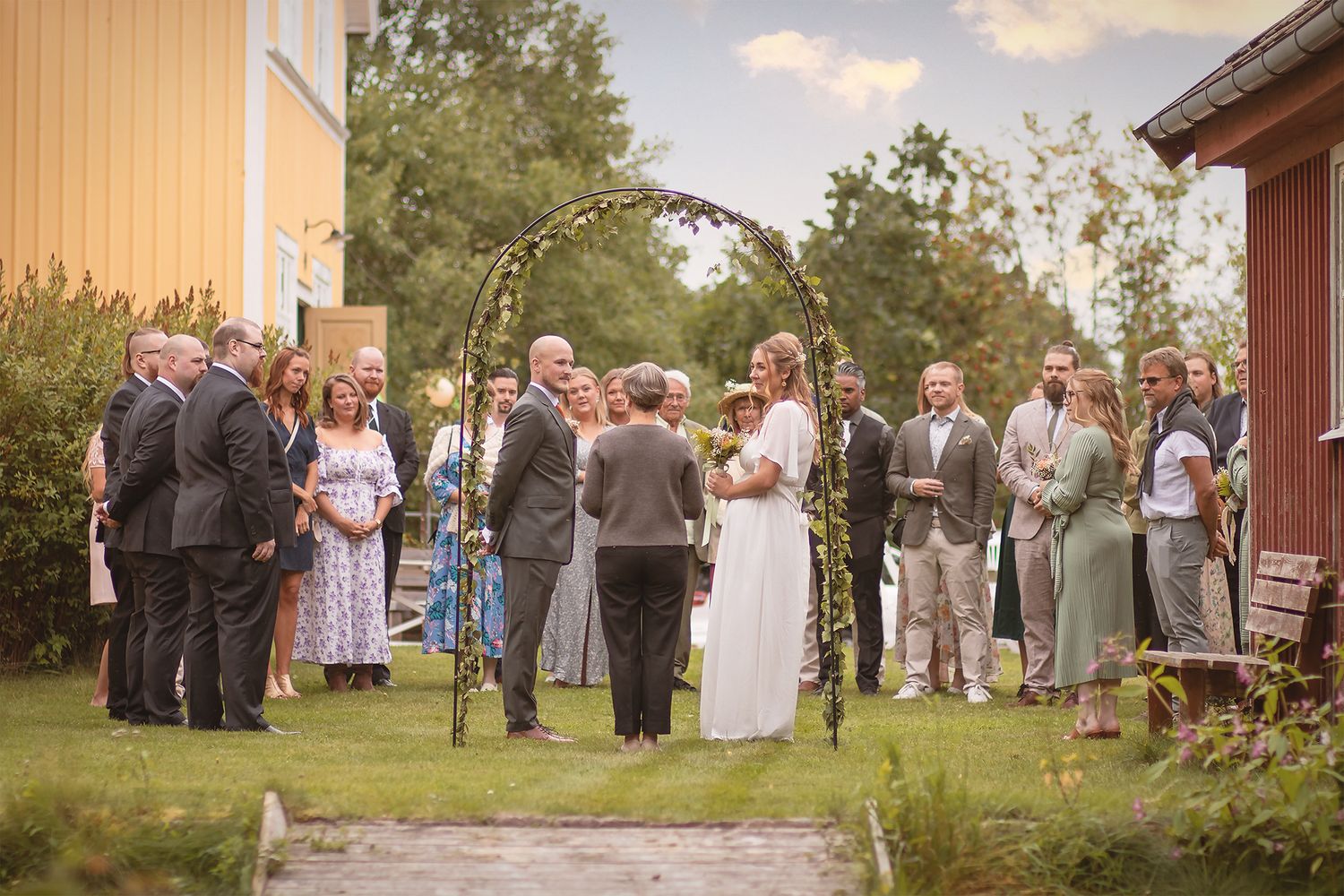 Fotat av bröllopsfotograf Cecilia Elgham i Lysekil, Göteborg i lantlig miljö med mjukt naturligt ljus och dova toner.
