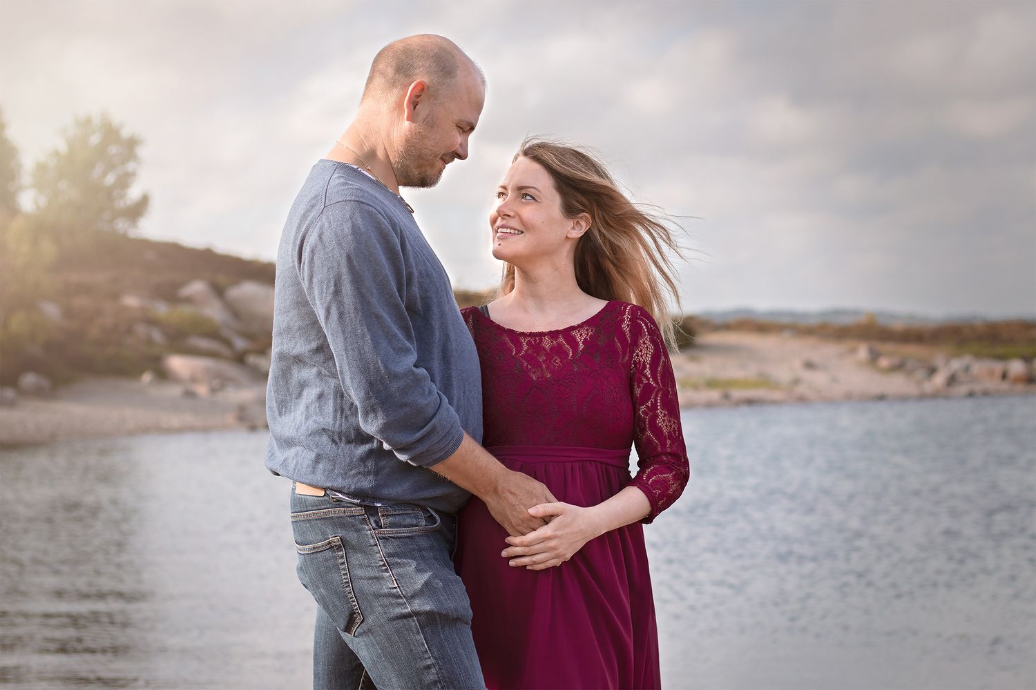 Fotografering av gravid kvinna vid strandkanten i mjukt naturligt ljus i Lysekil utanför Göteborg,