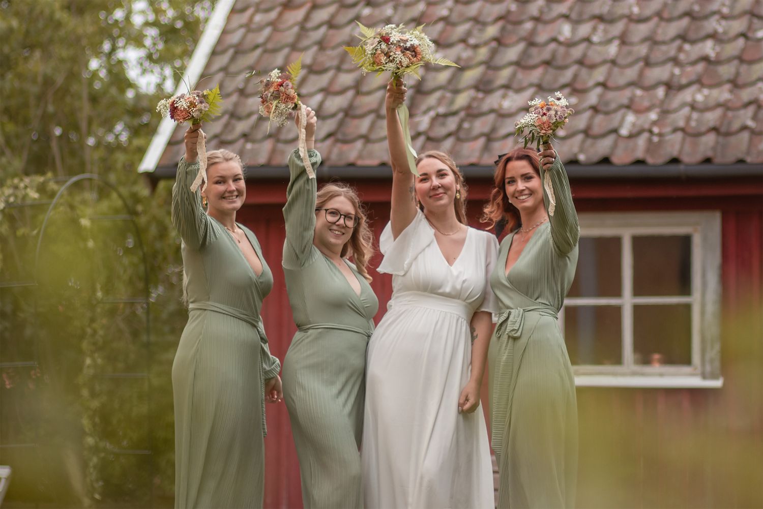 Brud med brudtärnor fotograferade i Lysekil, Göteborg i lantlig miljö med mjuka dova toner, fotad av bröllopsfotograf Cecilia Elgham