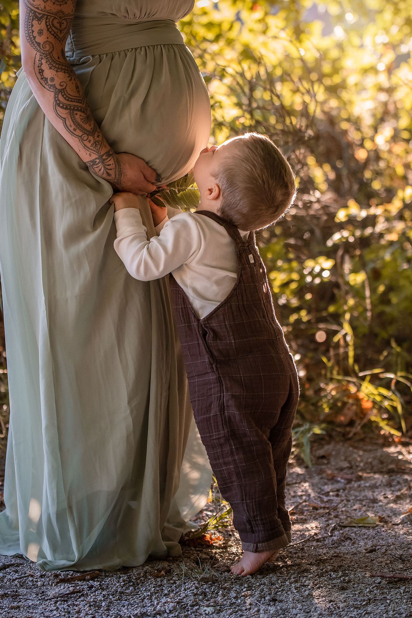 Magisk gravidfotografering fotad utanför Göteborg i mjukt naturligt ljus fotograferat av Cecilia Elgham.