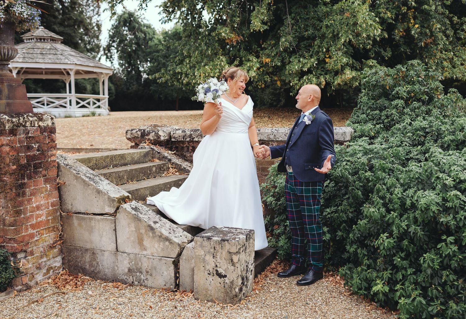 uk wedding photographer, holmewood hall, uk weddings, bride and groom portraits, outdoor wedding, midlands wedding photographer, summer wedd