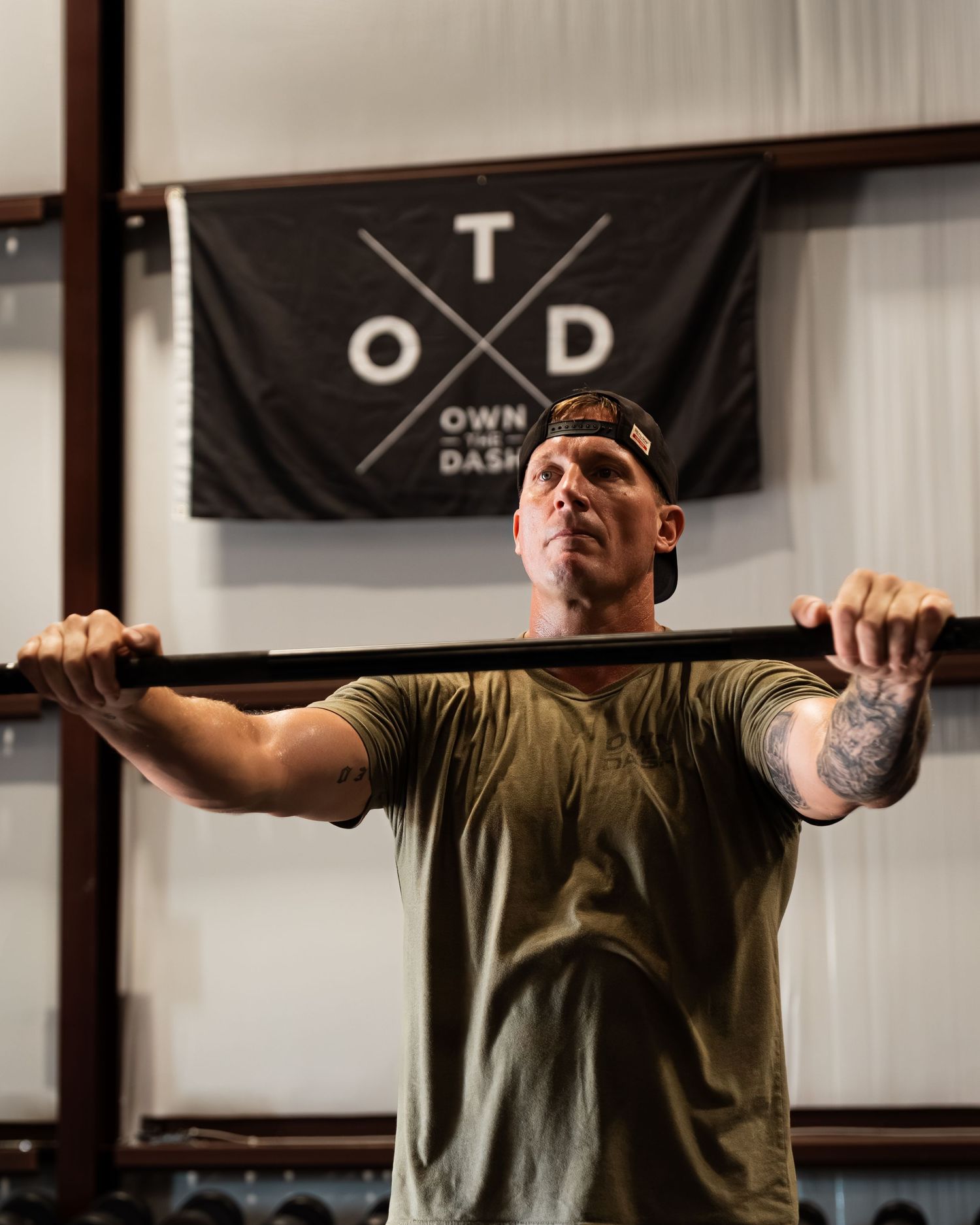 Fitness influencer photoshoot by TenX Captures showing influencer at gym with hands on bar preparing to lift in Austin.