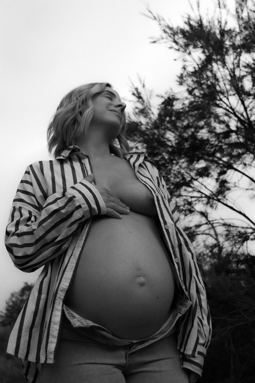 Timeless maternity portrait natural outdoor setting. Maternity photography session in Toowoomba Queensland natural light.