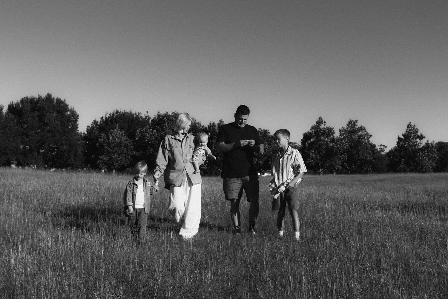 family photography session in Toowoomba
natural lifestyle family photography outdoors
documentary family moment mother and children