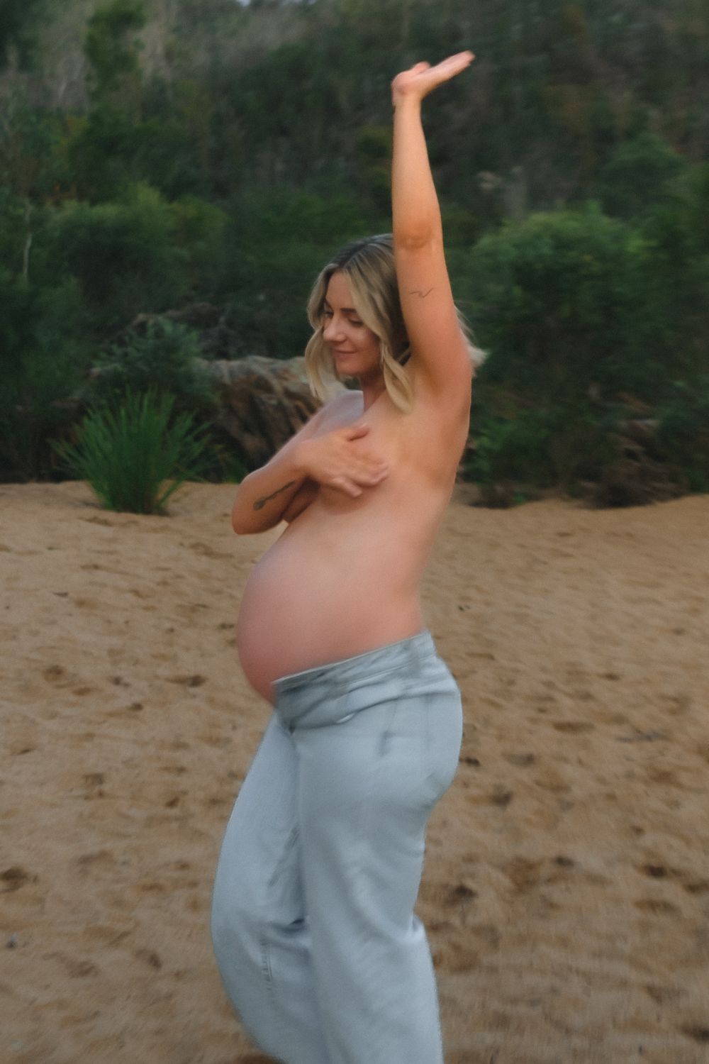 Timeless maternity portrait natural outdoor setting. Maternity photography session in Toowoomba Queensland natural light.