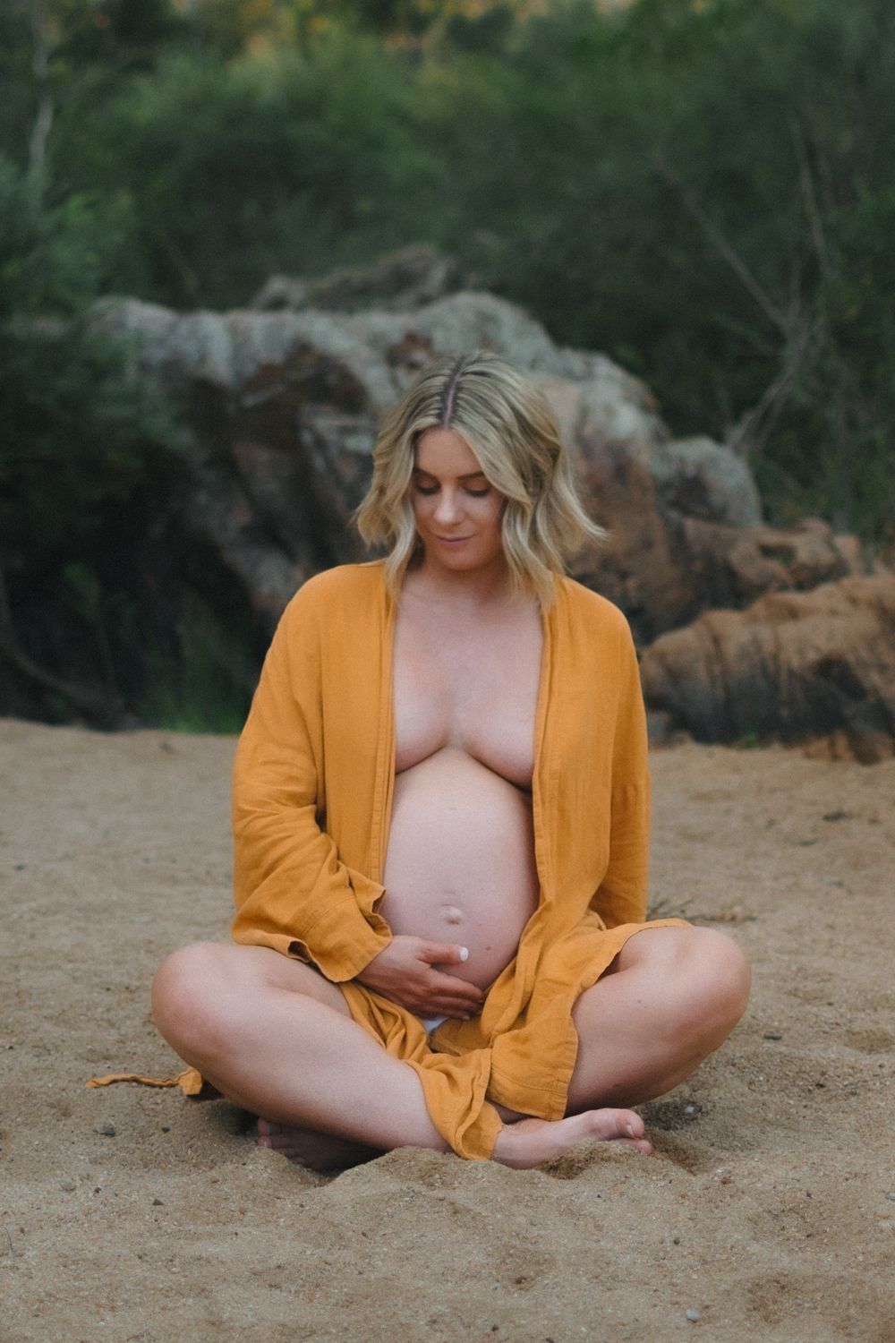Timeless maternity portrait natural outdoor setting. Maternity photography session in Toowoomba Queensland natural light.