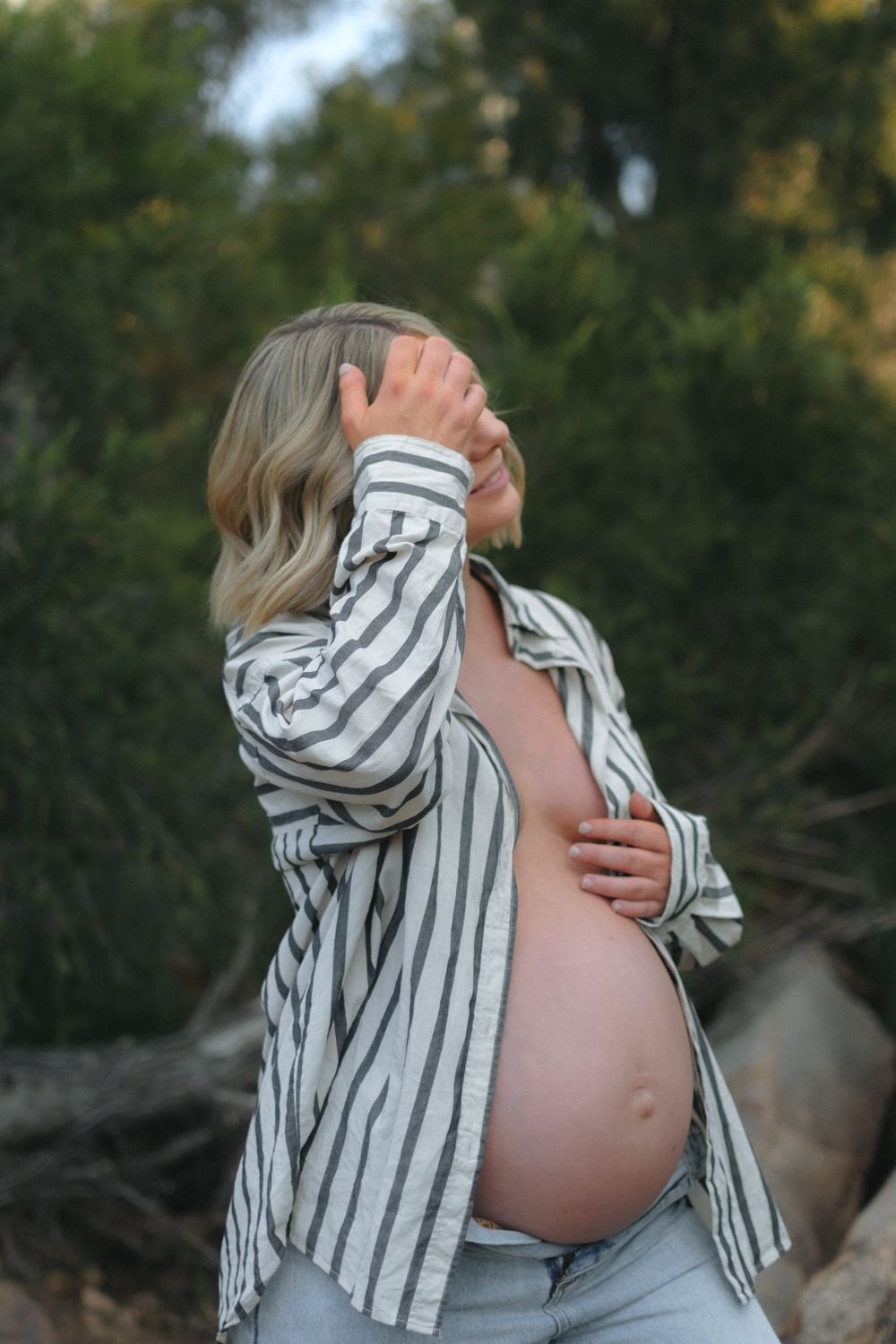 Timeless maternity portrait natural outdoor setting. Maternity photography session in Toowoomba Queensland natural light.