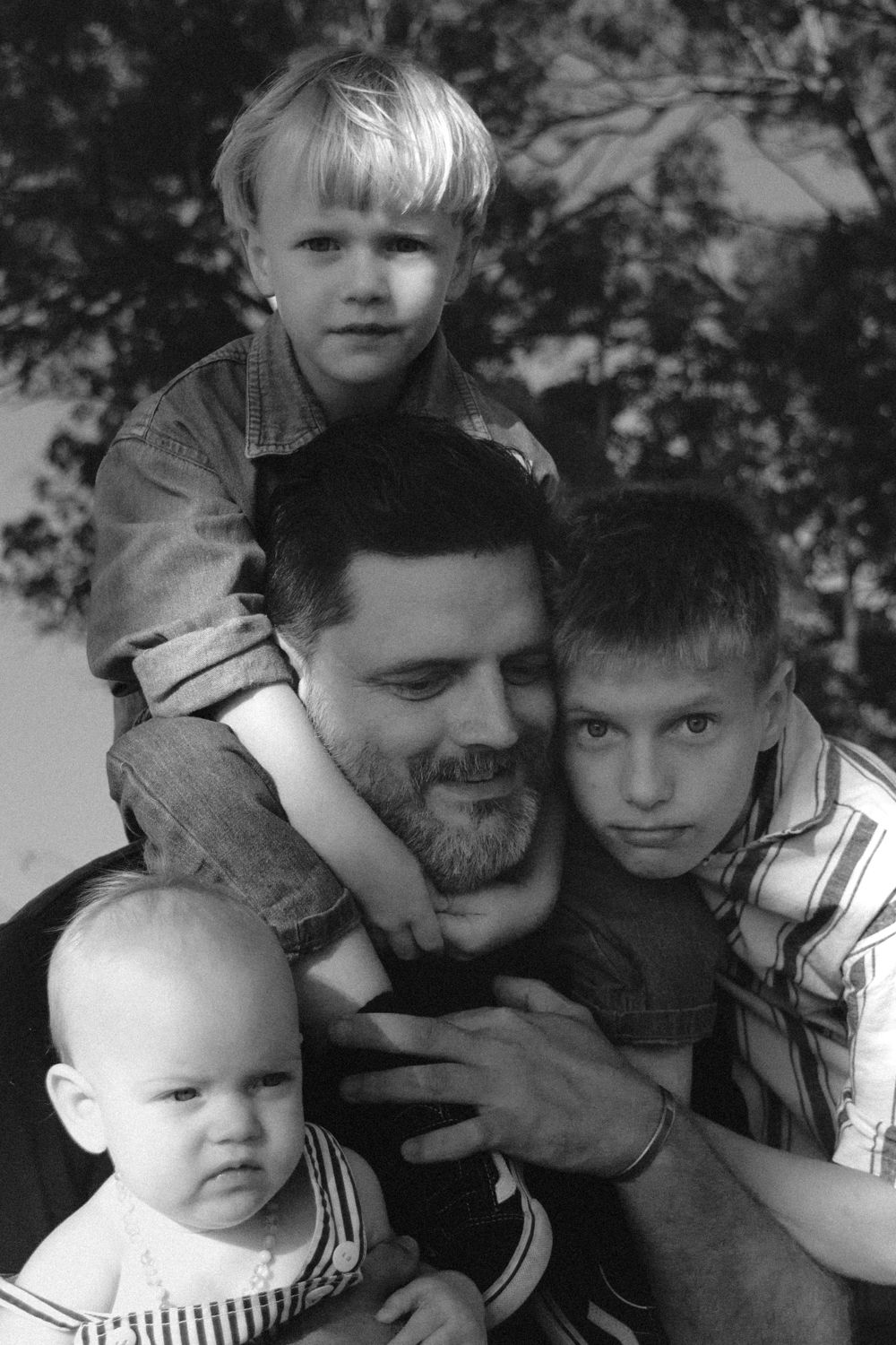 family photography session in Toowoomba
natural lifestyle family photography outdoors
documentary family moment mother and children