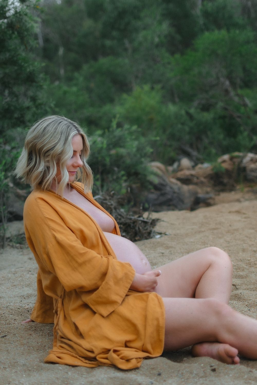 Timeless maternity portrait natural outdoor setting. Maternity photography session in Toowoomba Queensland natural light.