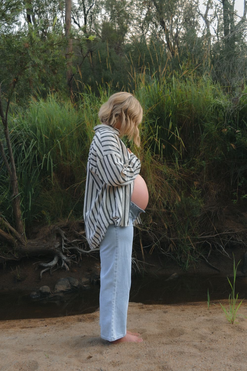 Timeless maternity portrait natural outdoor setting. Maternity photography session in Toowoomba Queensland natural light.