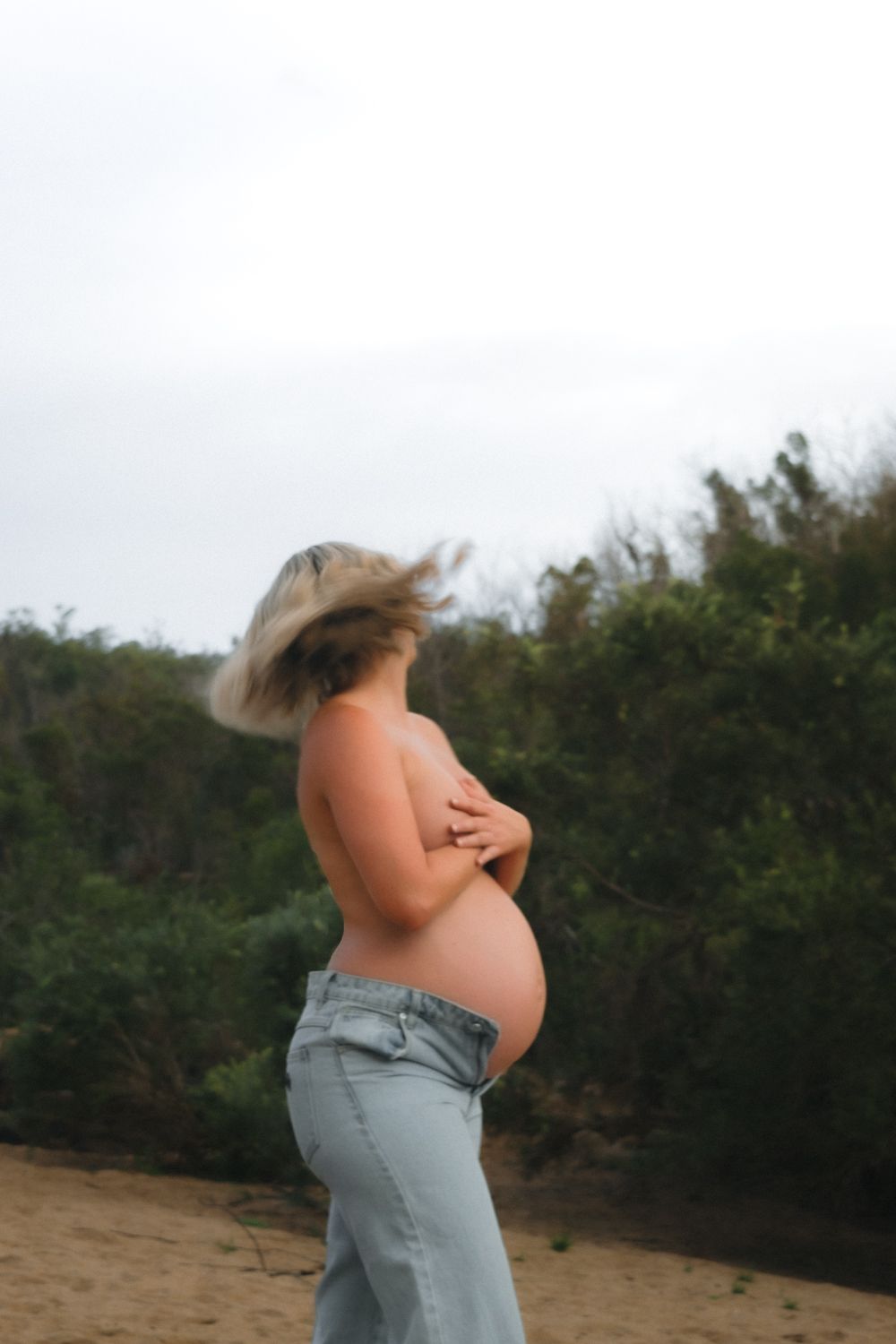 Timeless maternity portrait natural outdoor setting. Maternity photography session in Toowoomba Queensland natural light.