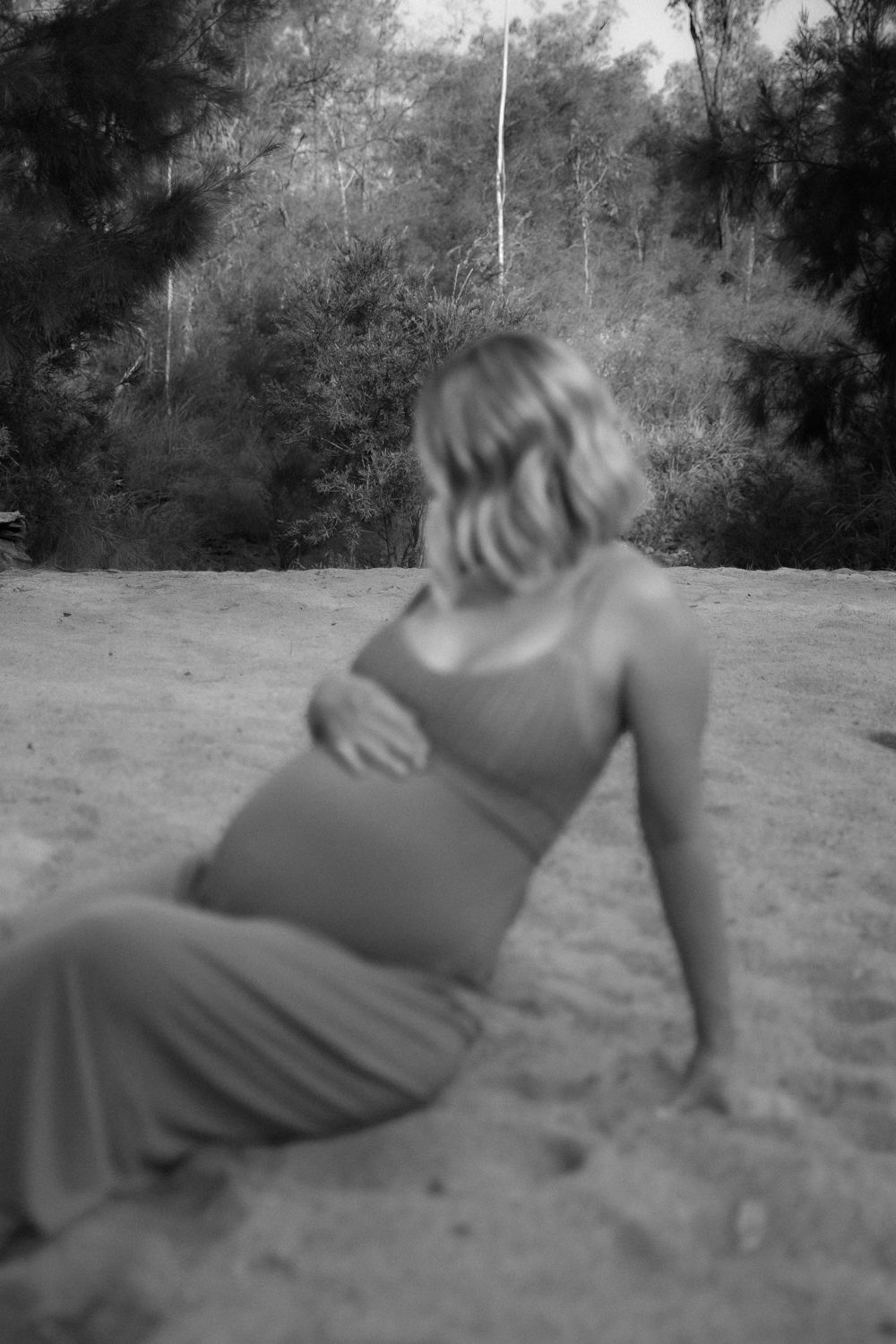 Timeless maternity portrait natural outdoor setting. Maternity photography session in Toowoomba Queensland natural light.