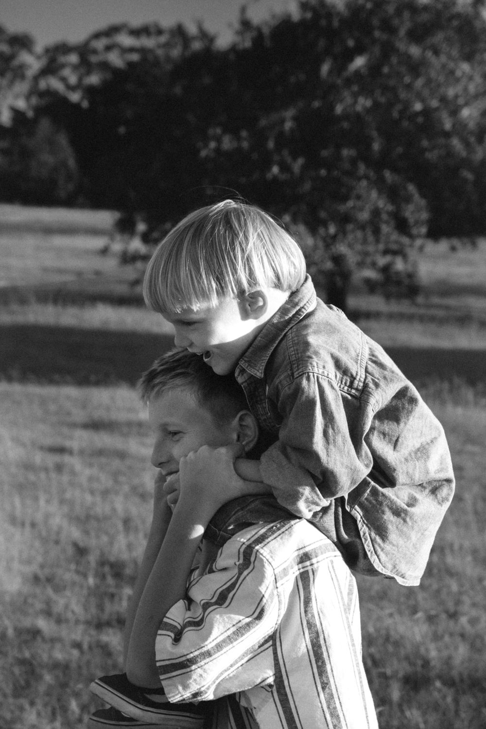 family photography session in Toowoomba
natural lifestyle family photography outdoors
documentary family moment mother and children