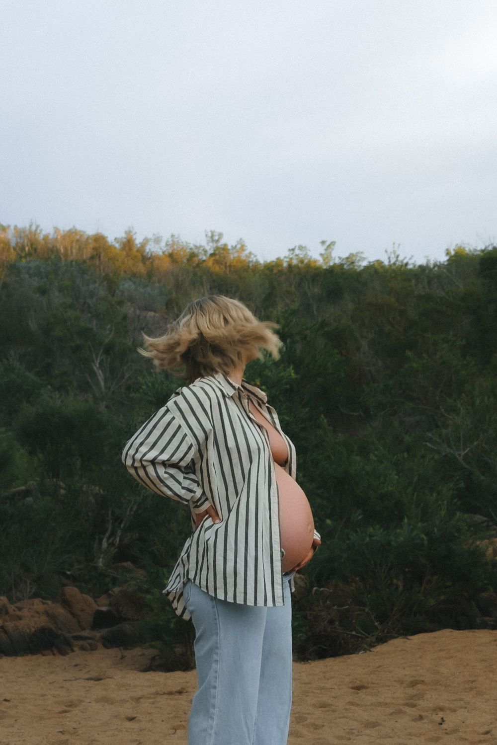 Timeless maternity portrait natural outdoor setting. Maternity photography session in Toowoomba Queensland natural light.