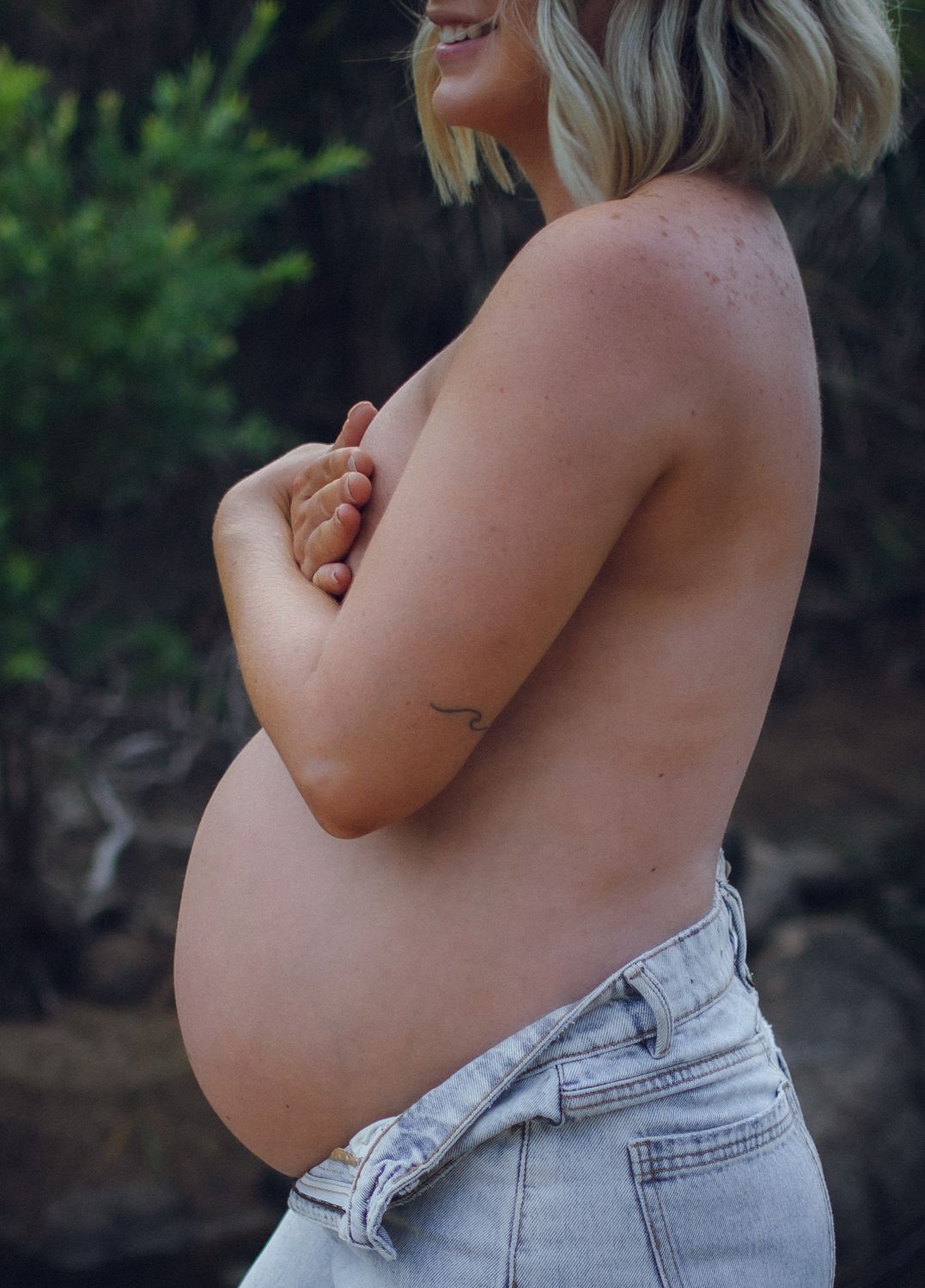Timeless maternity portrait natural outdoor setting. Maternity photography session in Toowoomba Queensland natural light.