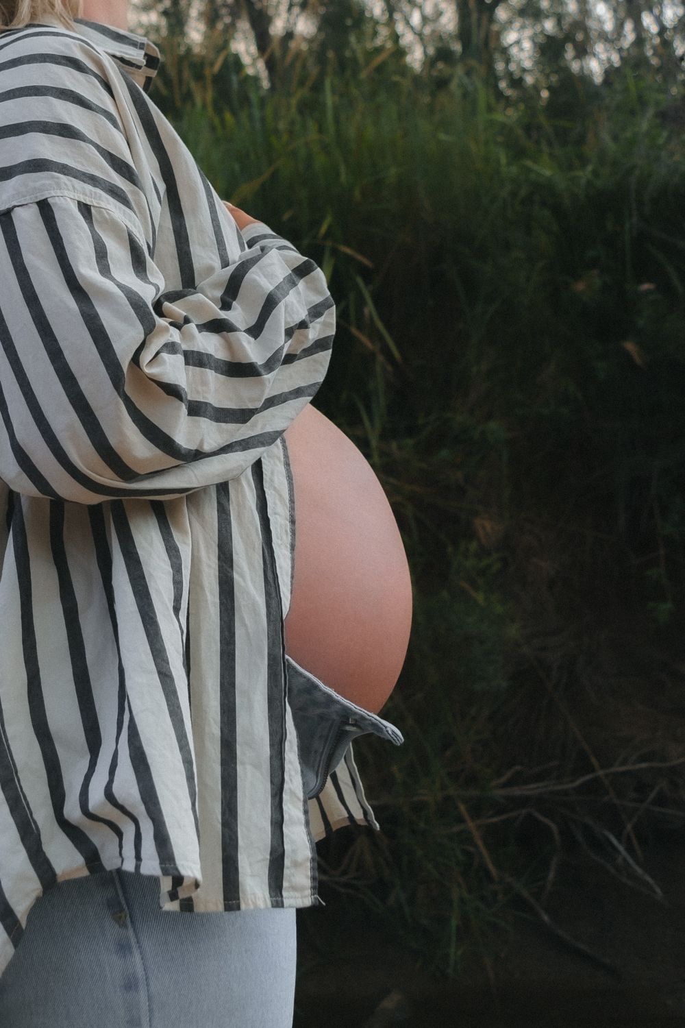Timeless maternity portrait natural outdoor setting. Maternity photography session in Toowoomba Queensland natural light.