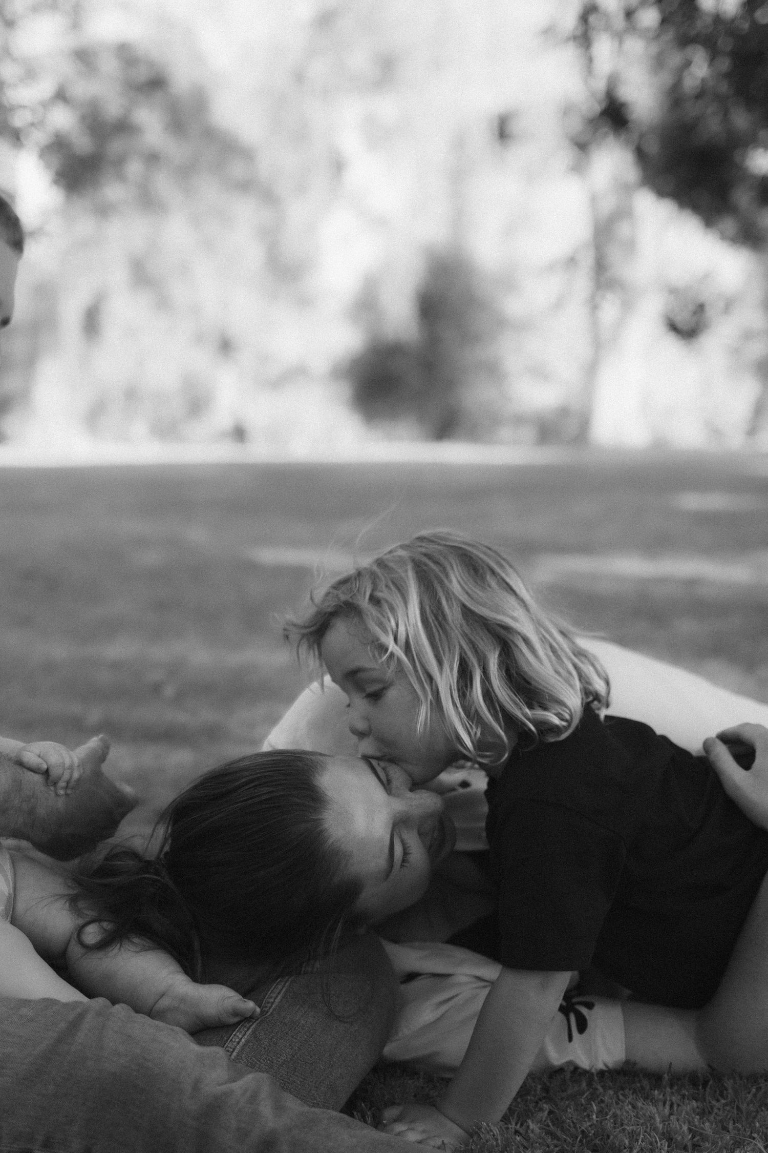 family photography session in Toowoomba
natural lifestyle family photography outdoors documentary family moment mother and children