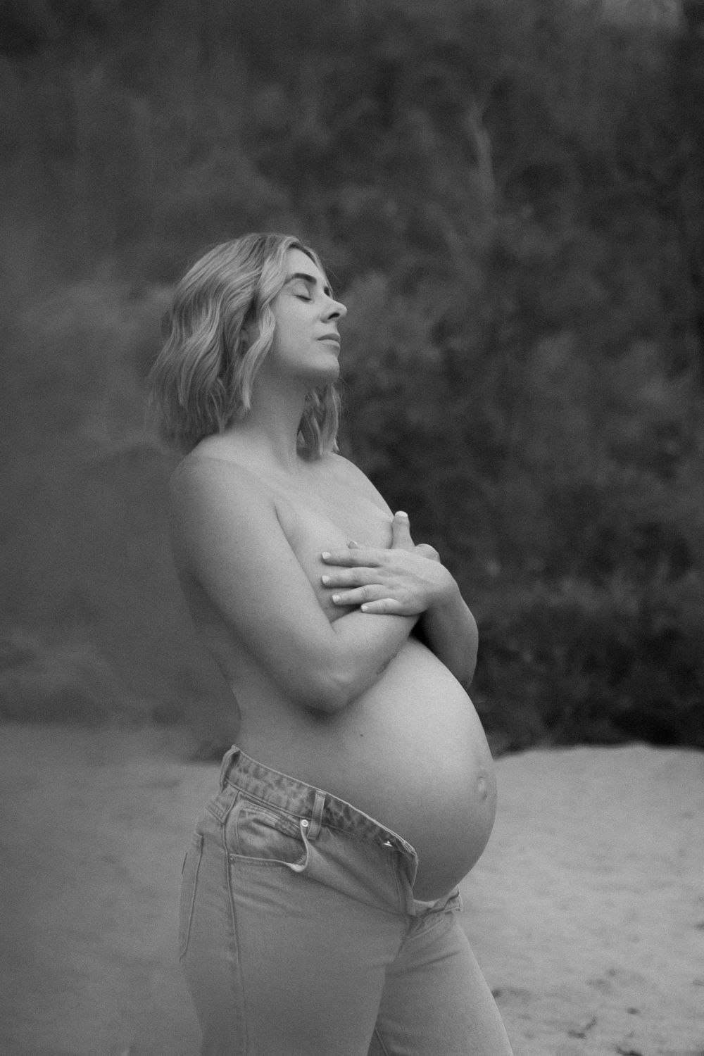 Timeless maternity portrait natural outdoor setting. Maternity photography session in Toowoomba Queensland natural light.