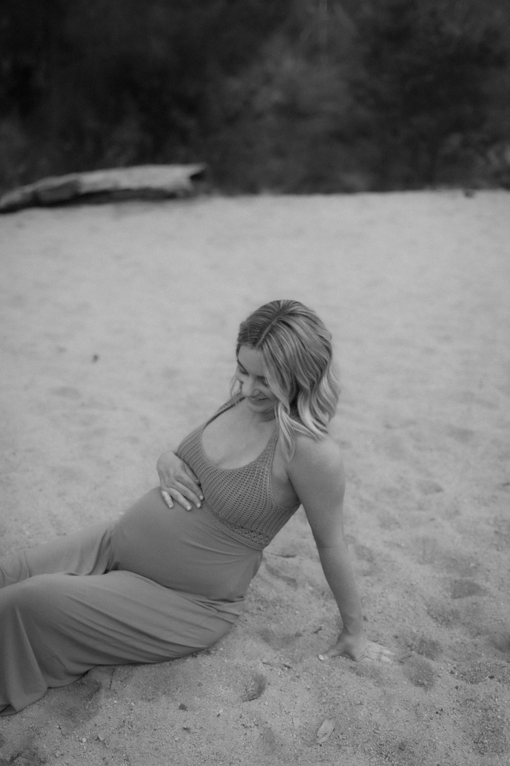 Timeless maternity portrait natural outdoor setting. Maternity photography session in Toowoomba Queensland natural light.