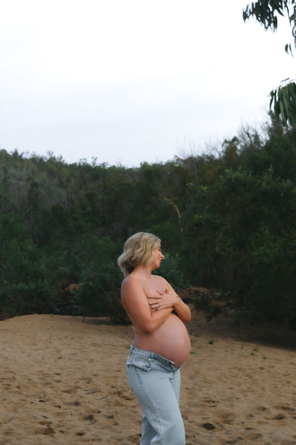 Timeless maternity portrait natural outdoor setting. Maternity photography session in Toowoomba Queensland natural light.