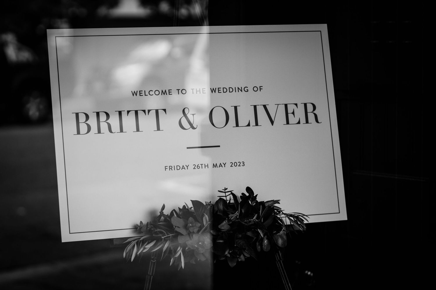 Wedding welcome sign and decorative details in elegant black and white tones.