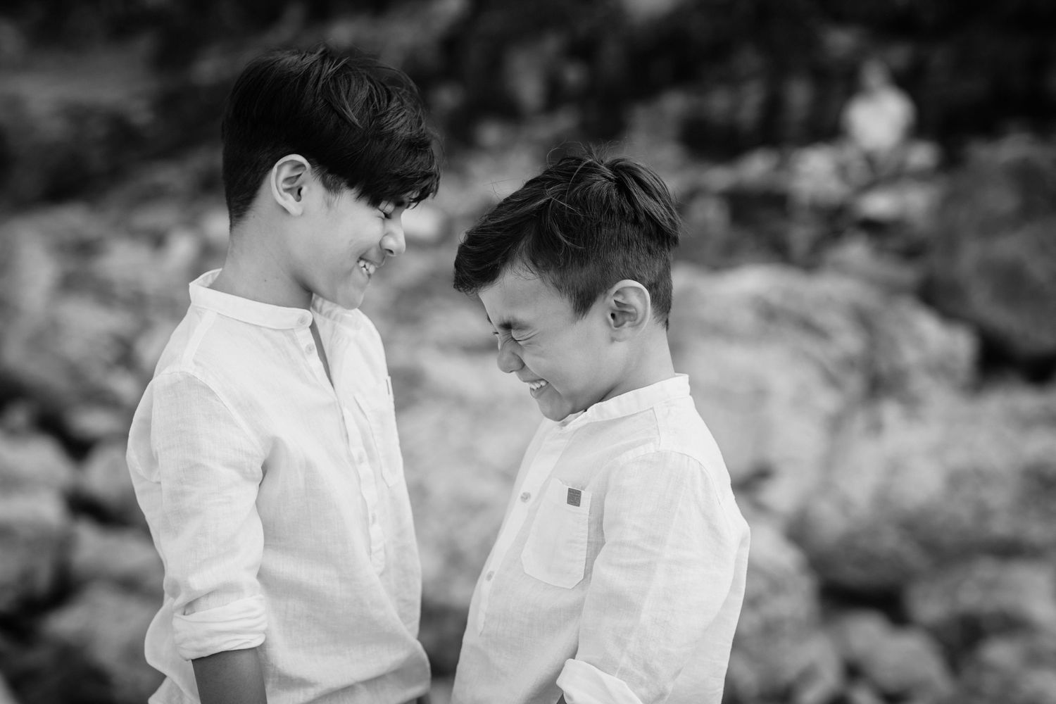 Black and white candid shots capturing family laughter and connection outdoors.Gold Coast candid family photographer.