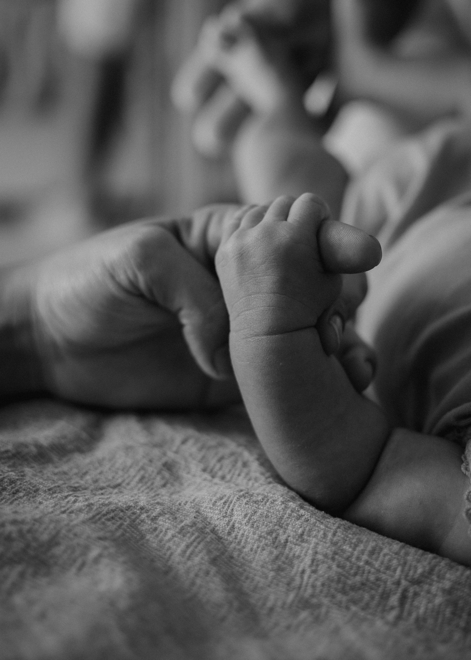 Newborn candid photo session at home