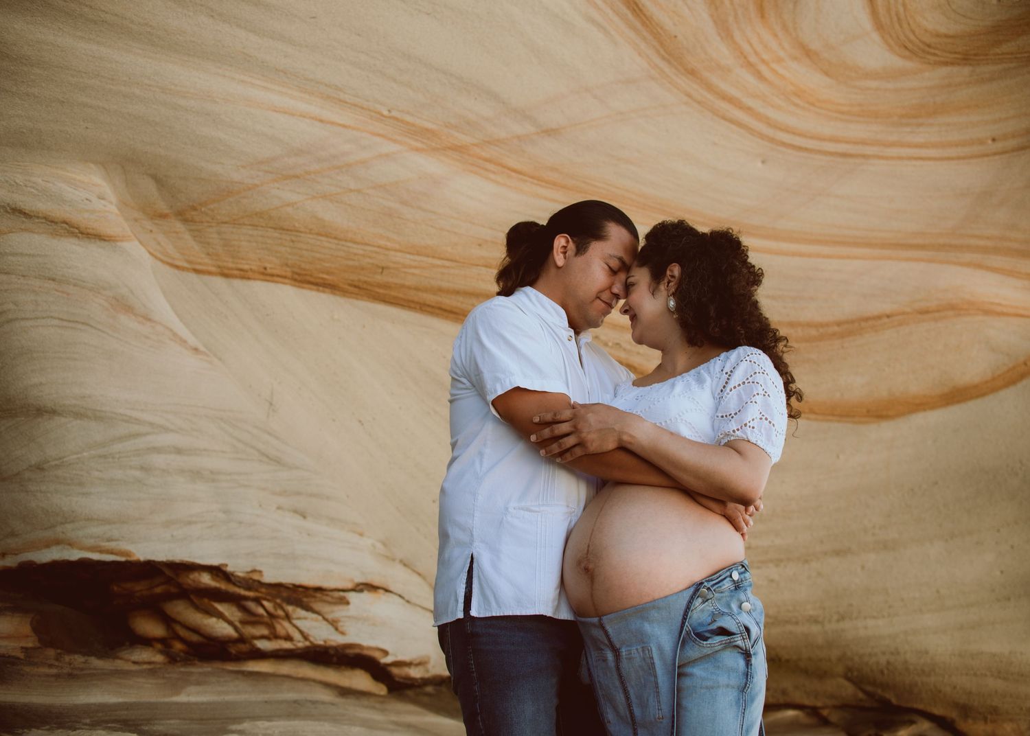 Calid and elegant pregnancy photoshoot