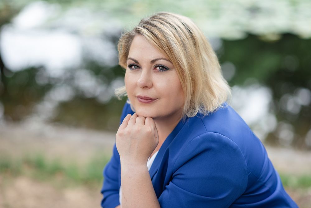 Frauenportrait am See