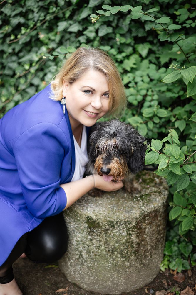 Frauenportrait mit Hund