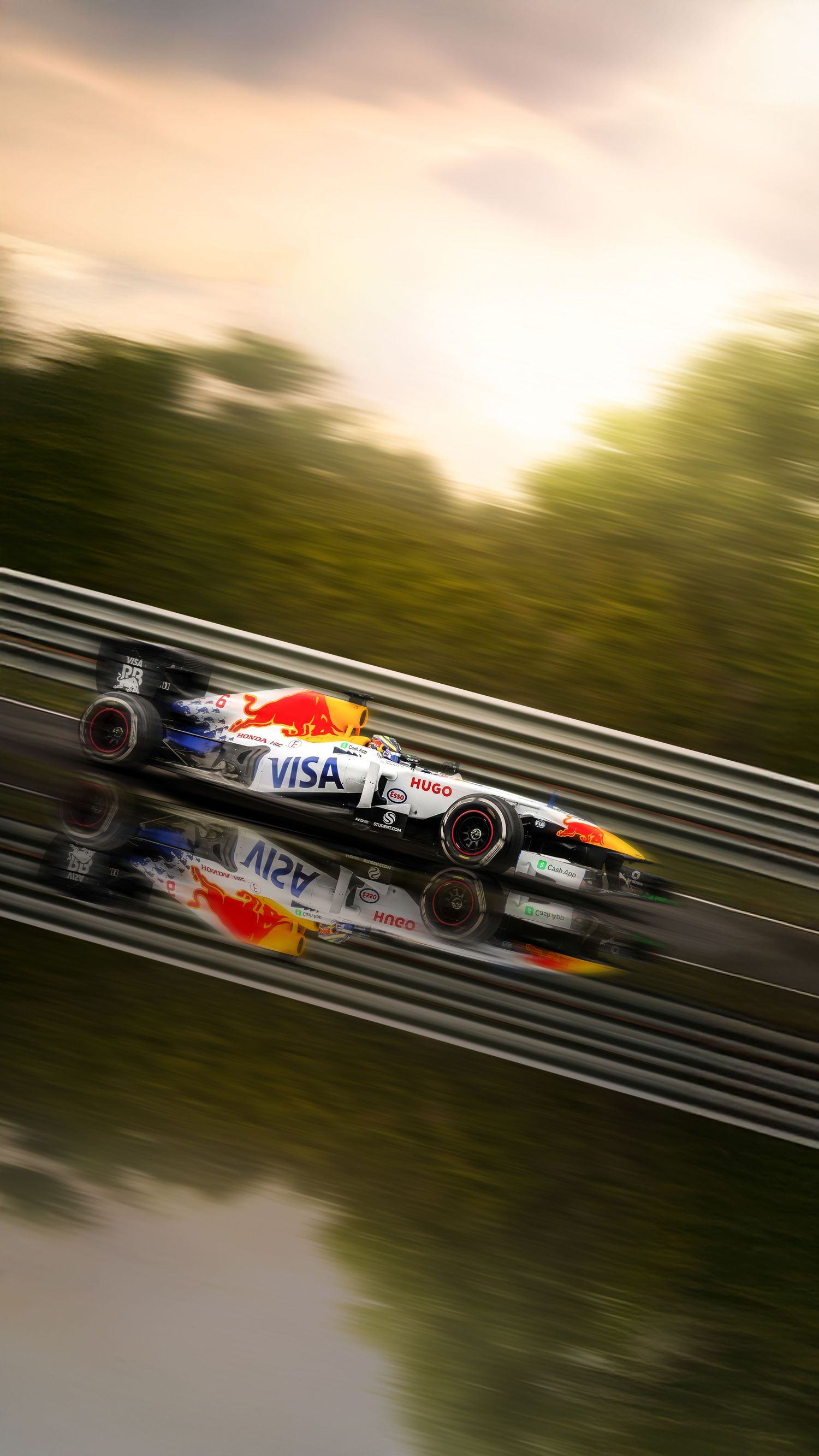 Voiture de course roulant à grande vitesse sur un circuit, reflet sur la piste humide.