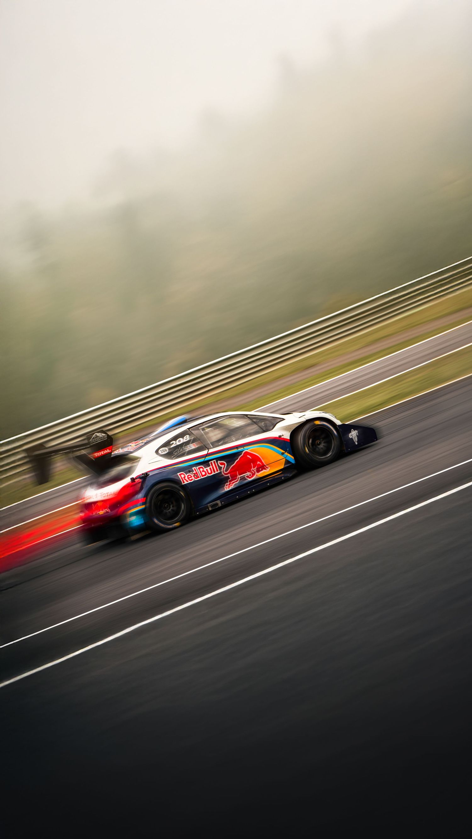 Voiture de course roulant à pleine vitesse sur circuit par temps brumeux