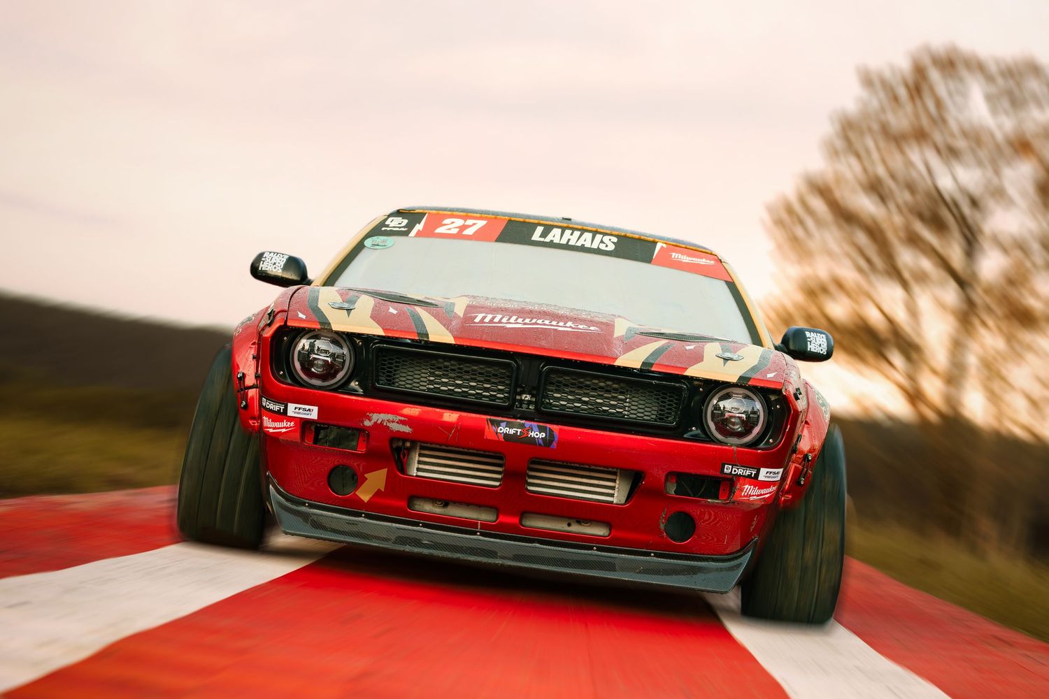 Voiture de course de face rolling shot