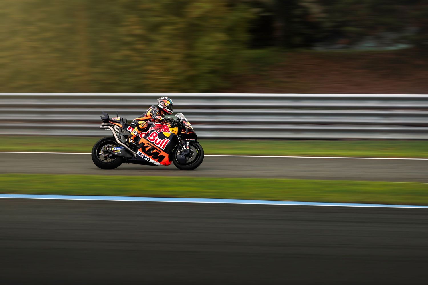 Moto gp de Dani Pedrosa roulant à pleine vitesse sur circuit