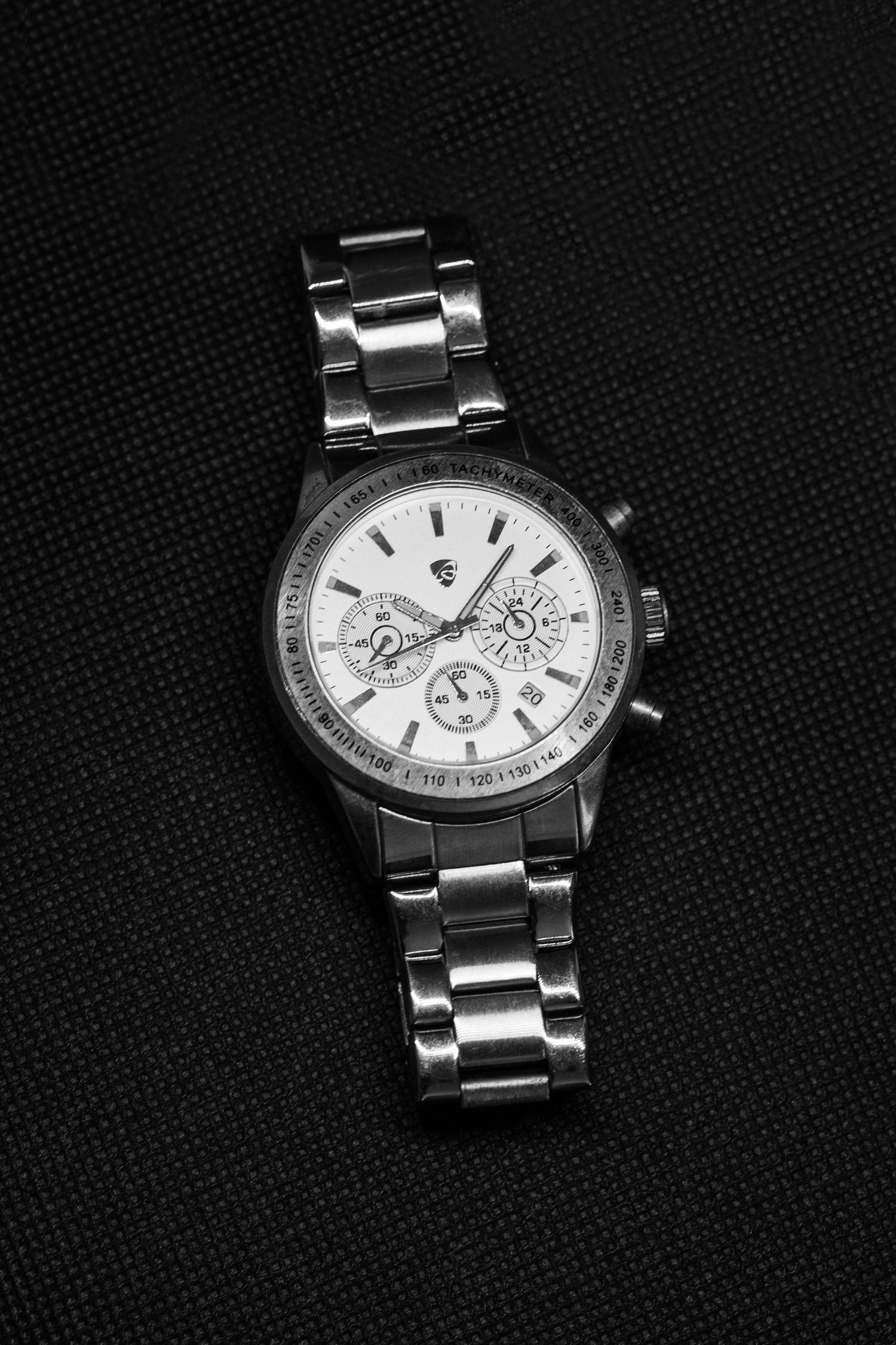 montre argenté sur fond noir type carbone