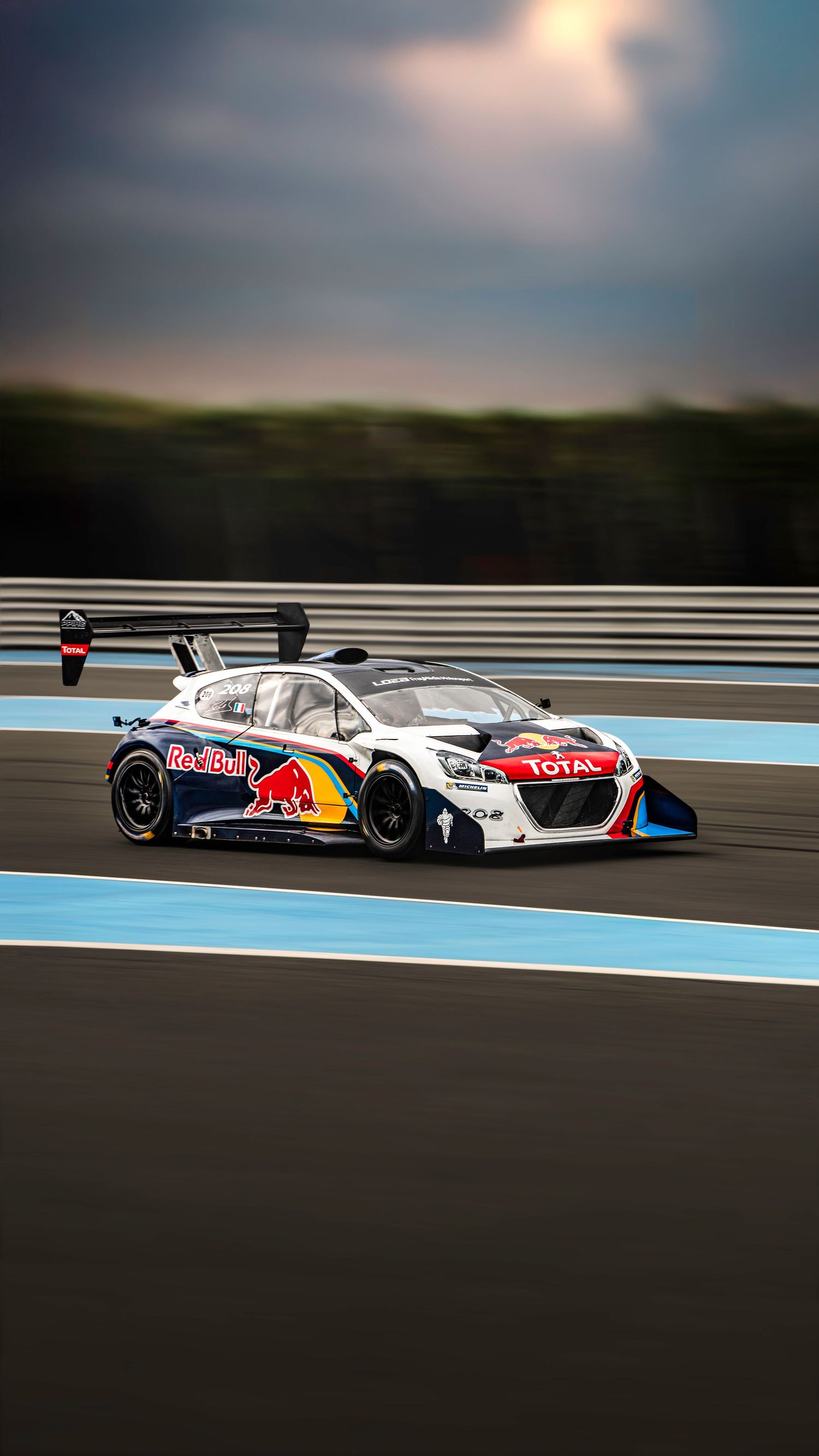 Voiture de course roulant a grand vitesse au coucher du soleil