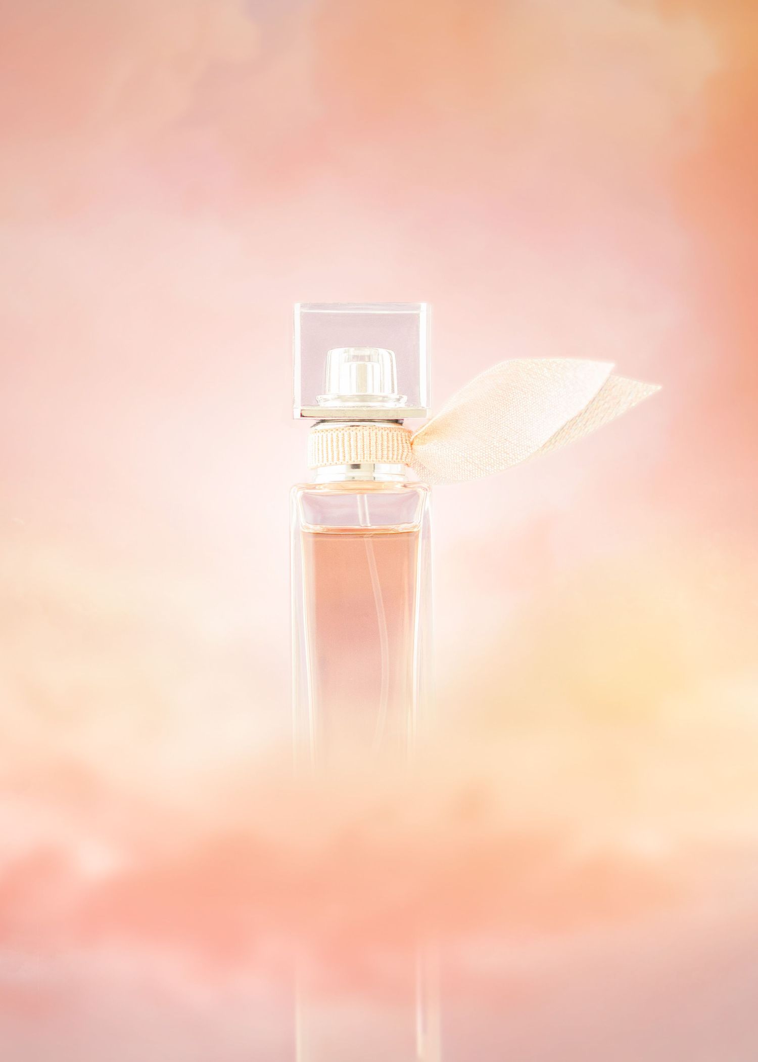 photo de produit créative, fond nuageux et reflet du produit, parfum la vie est belle de Lancôme