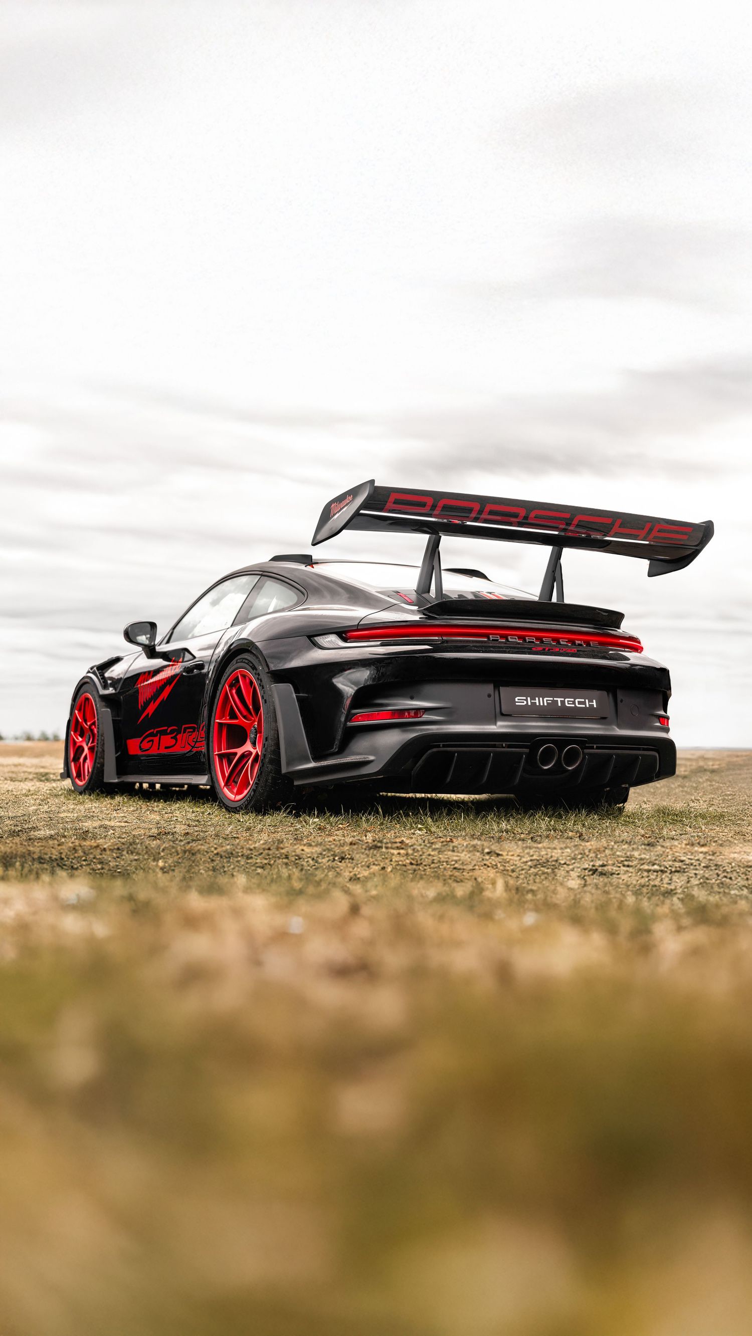 Voiture Porsche noire et rouge vue arrière