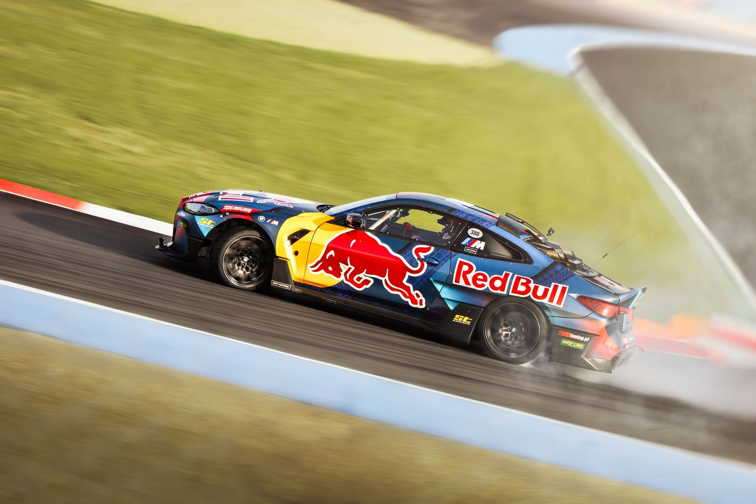 Voiture de drift au RedBull Motormania Magny cours 2025
