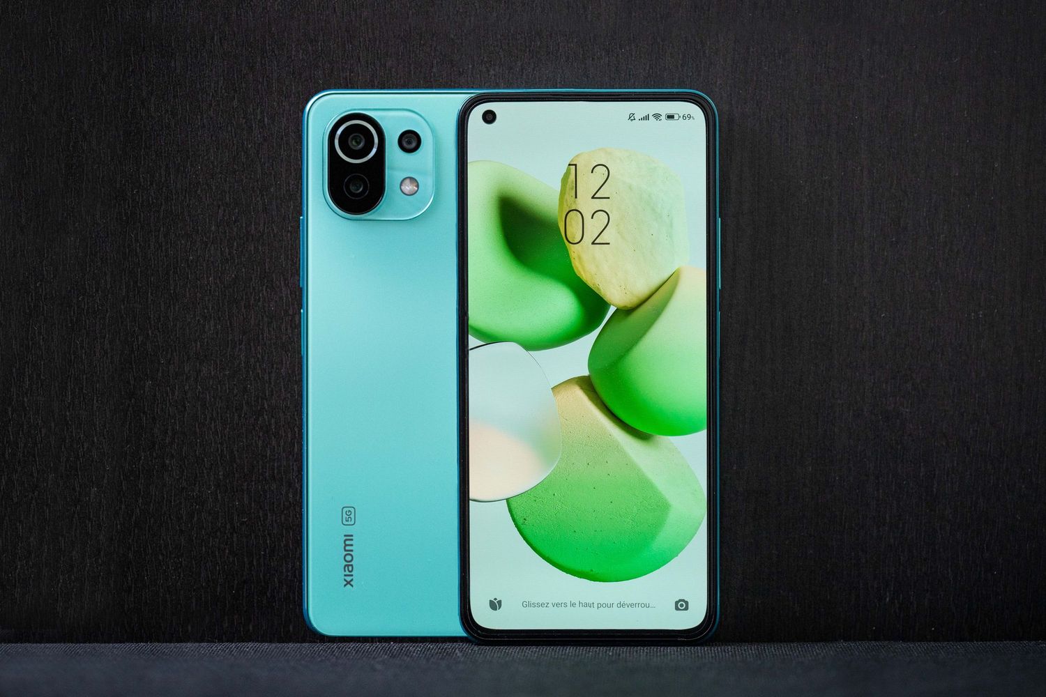 Téléphone bleu sur fond noir Xiaomi mi 11 lite 5g