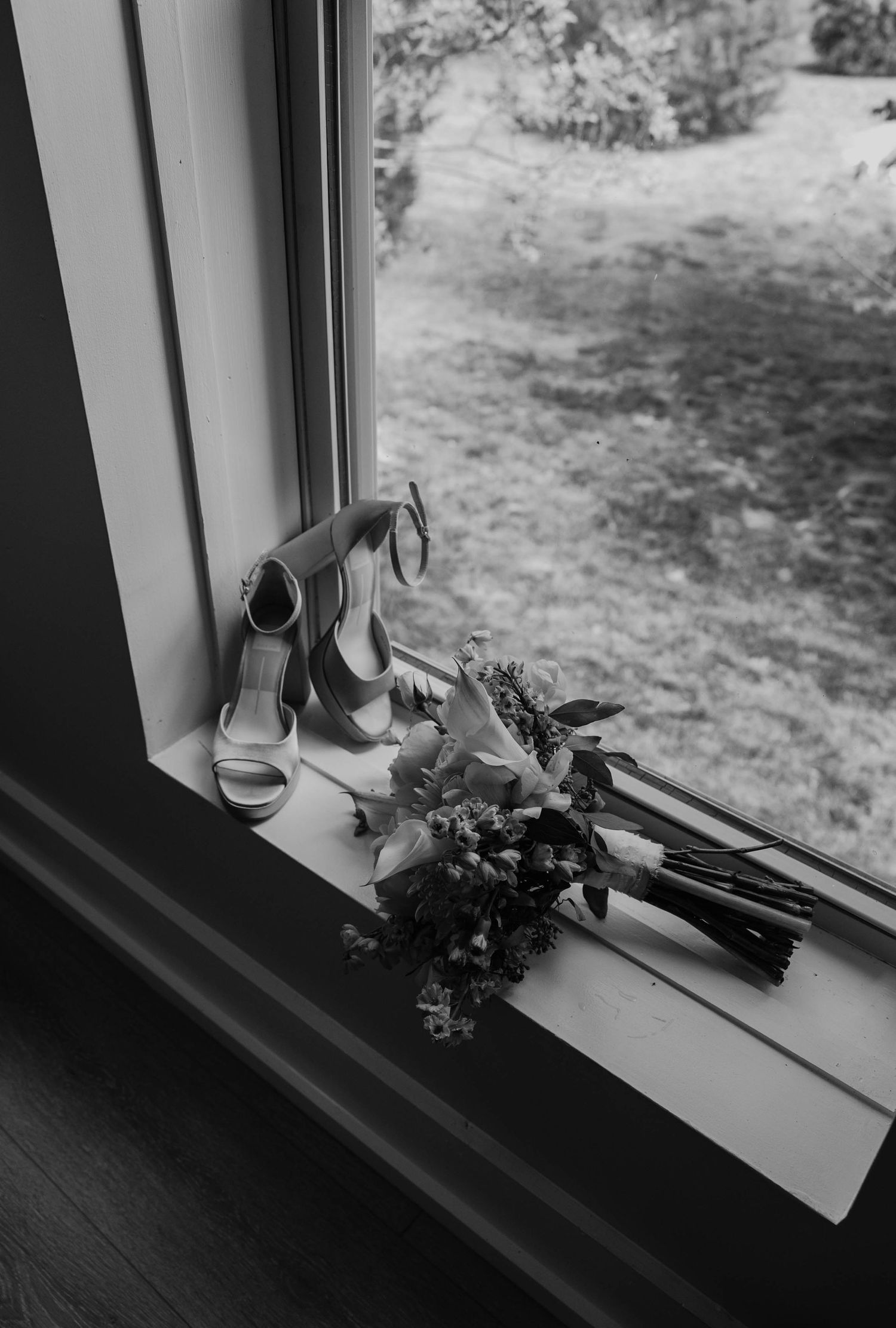 brides shoes and bouquet
