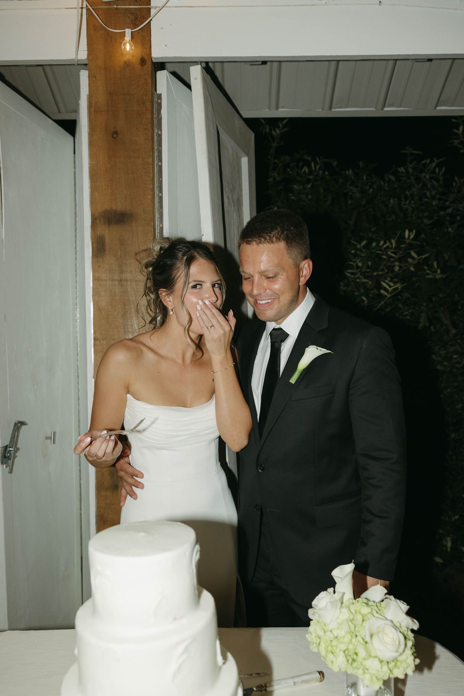 Birmingham Alabama Photographer capturing bride and groom cutting their cake in the reception, at Iris Woods Venue in Nashville, Tennessee