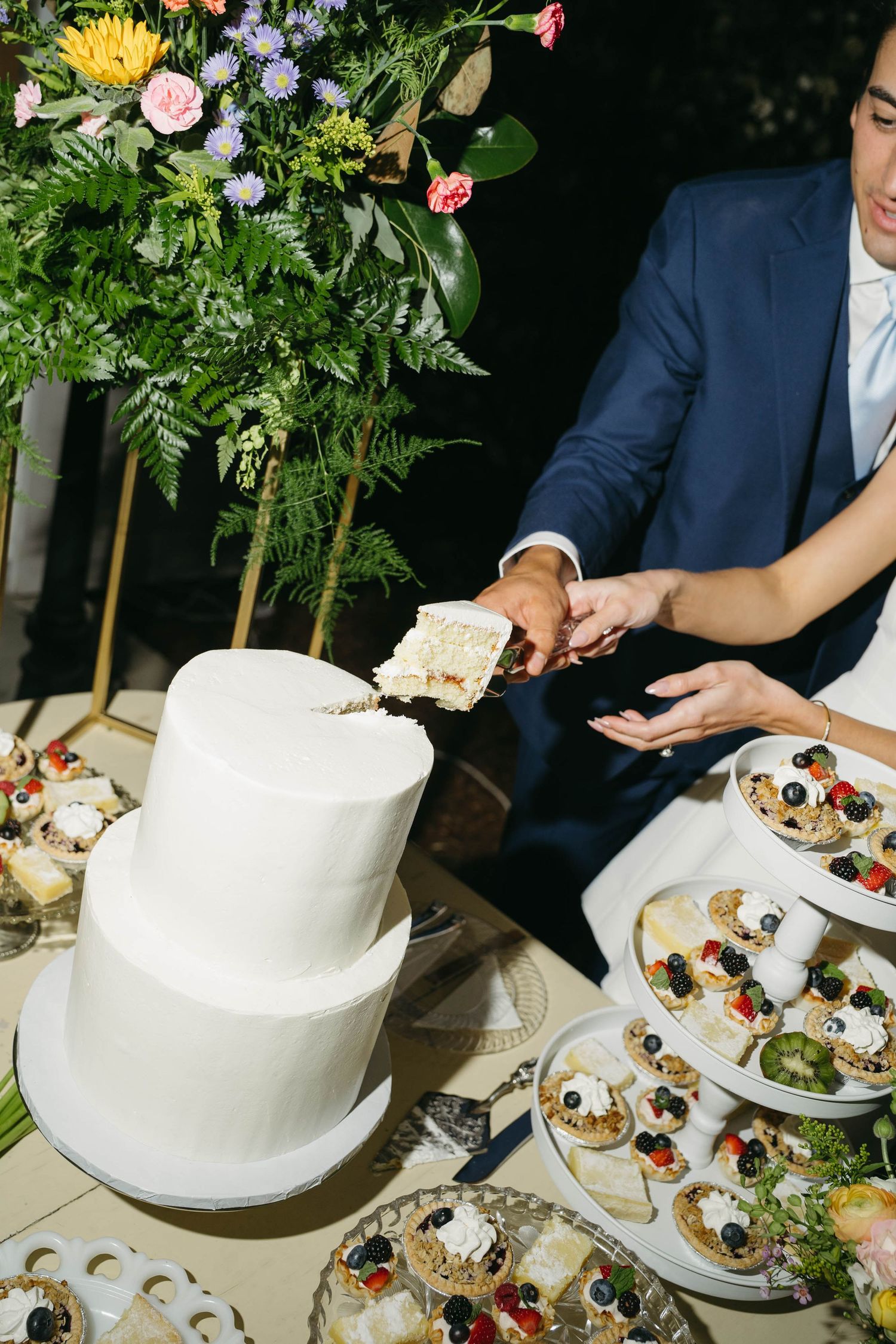 Birmingham Alabama Photographer capturing Bride and groom cutting their cake, at iris woods wedding venue in Nashville Tennessee